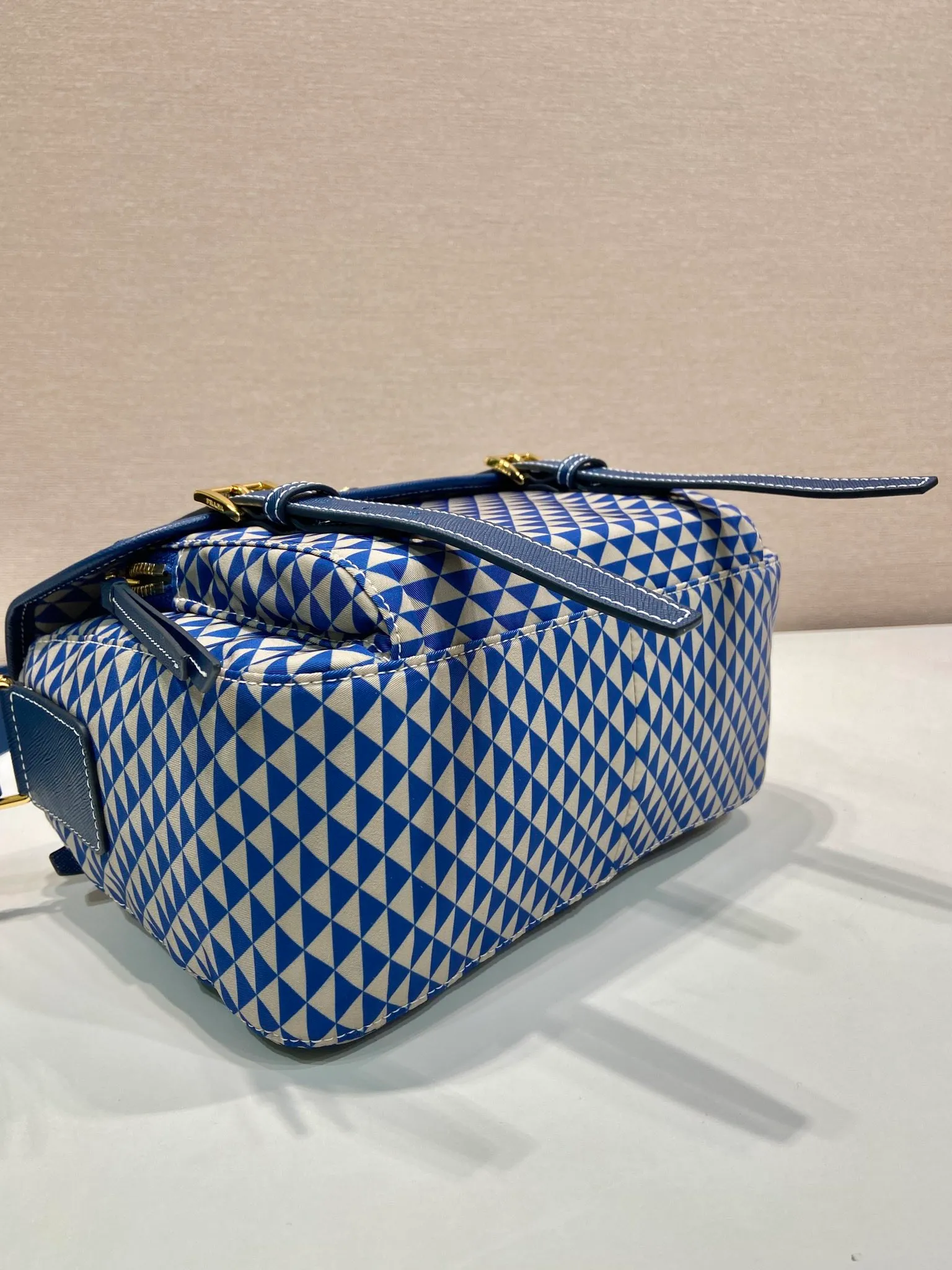 💰1320🎉New Symbole🎉1BD383 Messenger Bag🎉 This messenger bag is made of fabric-printed nylon fabric with cross-grain cowhide. The color is eye-catching, and the print on the bag is composed of classic triangles, which is very eye-catching and has a large space. She is so beautiful😘, beauties, hurry up and get it, it is a must-have in spring and summer👏👏 Length 25x height 19.5x base 11cm🎉🎉🎉💰💰💰