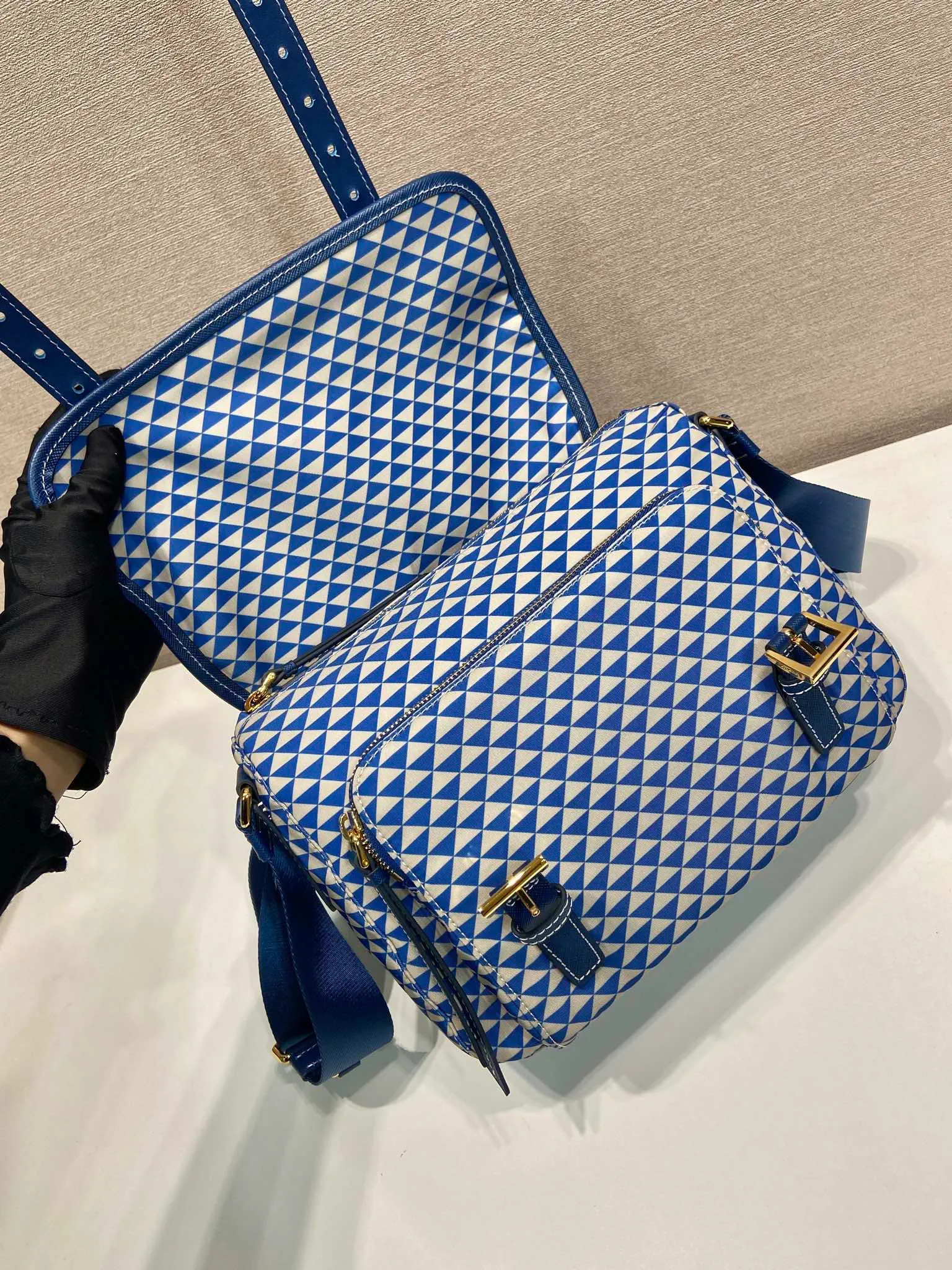 💰1320🎉New Symbole🎉1BD383 Messenger Bag🎉 This messenger bag is made of fabric-printed nylon fabric with cross-grain cowhide. The color is eye-catching, and the print on the bag is composed of classic triangles, which is very eye-catching and has a large space. She is so beautiful😘, beauties, hurry up and get it, it is a must-have in spring and summer👏👏 Length 25x height 19.5x base 11cm🎉🎉🎉💰💰💰