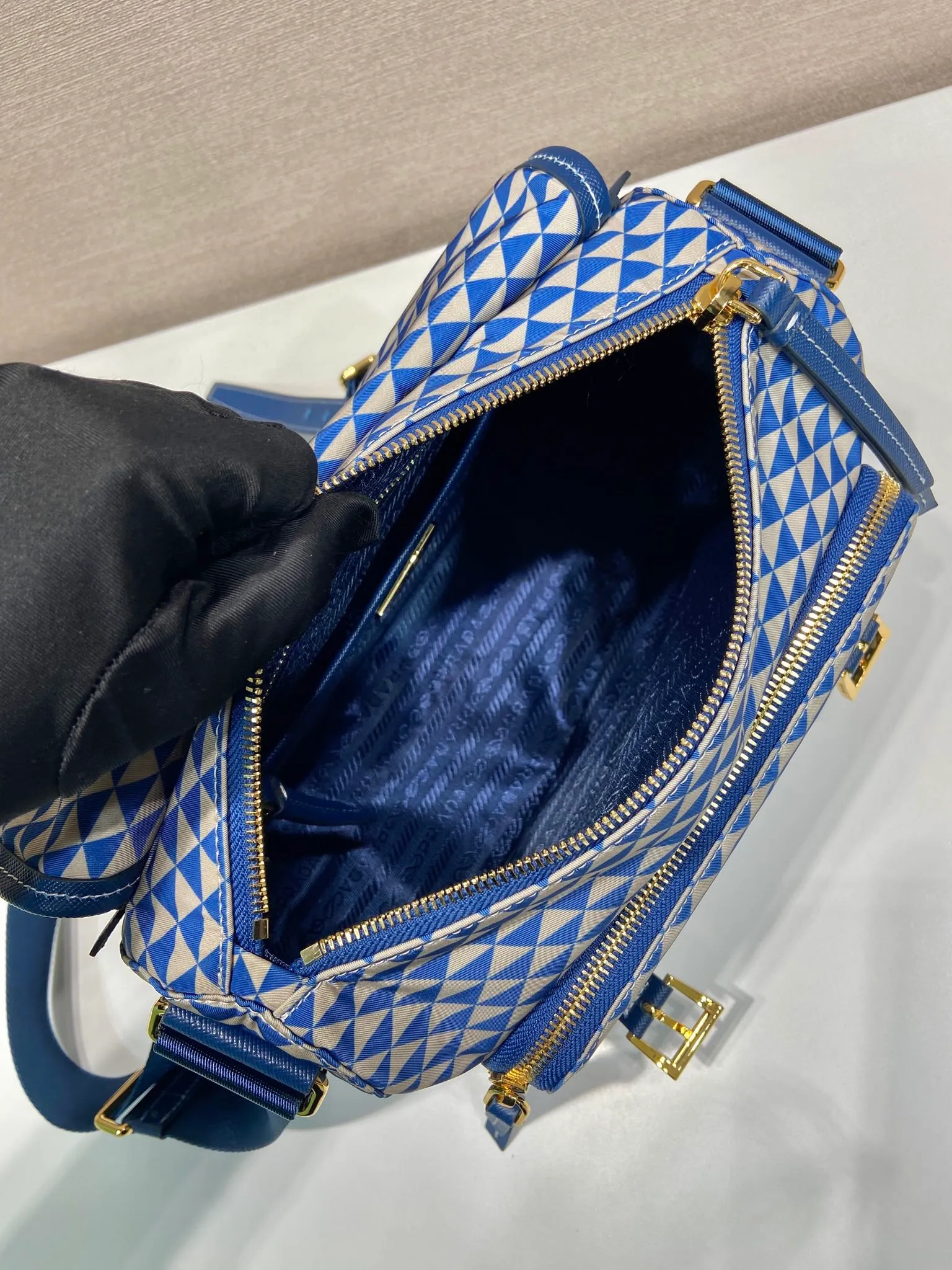 💰1320🎉New Symbole🎉1BD383 Messenger Bag🎉 This messenger bag is made of fabric-printed nylon fabric with cross-grain cowhide. The color is eye-catching, and the print on the bag is composed of classic triangles, which is very eye-catching and has a large space. She is so beautiful😘, beauties, hurry up and get it, it is a must-have in spring and summer👏👏 Length 25x height 19.5x base 11cm🎉🎉🎉💰💰💰