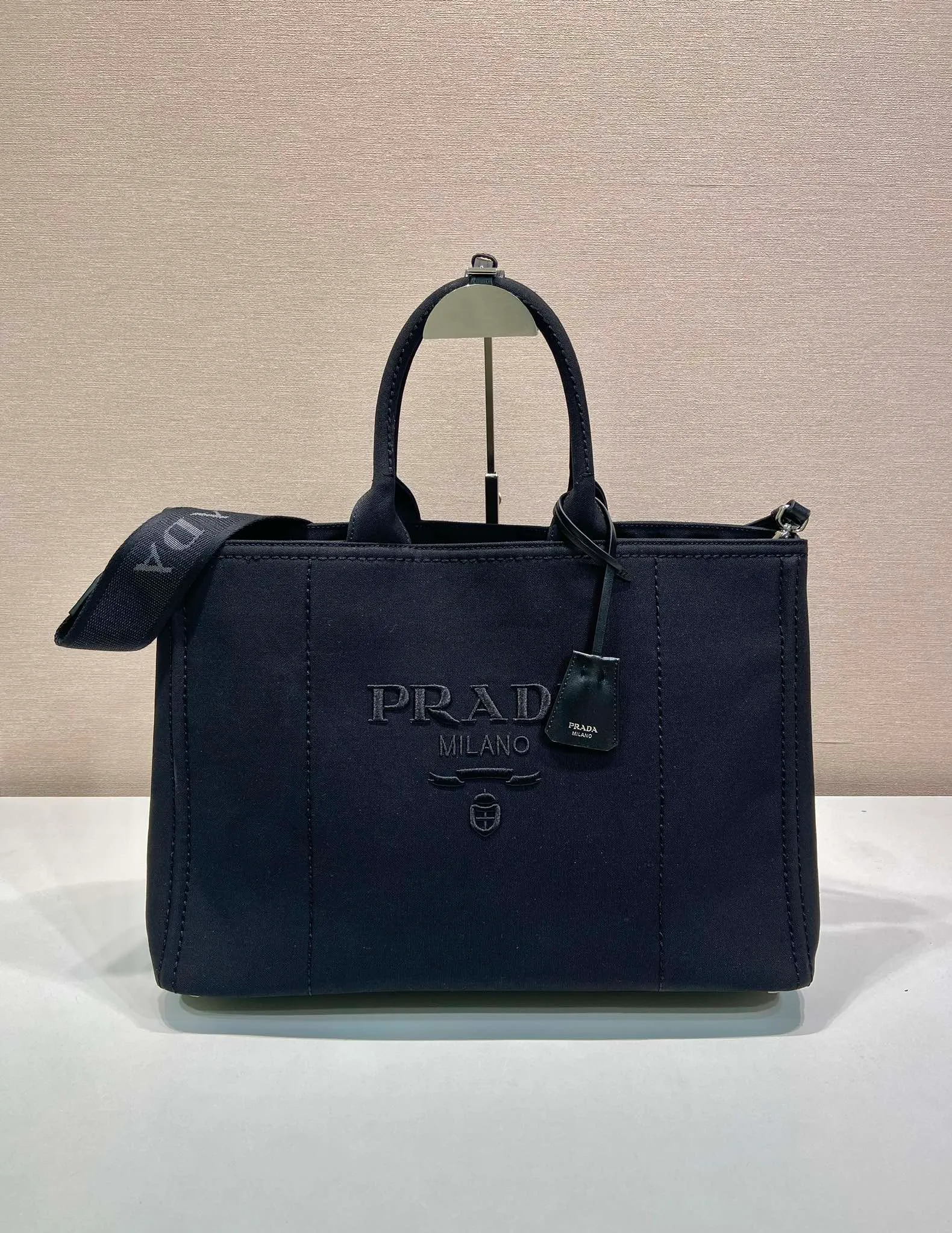 💰1240🎉New Jardinière Shoulder Bag🎉2VG131 Men's Max🎉🎉 This canvas handbag is a new interpretation with a simple and exquisite design, versatile and versatile, with ample interior space. The classic style is embellished with leather trim, showing the essence of exquisite craftsmanship. Striking stitching. Canvas carry handles. Detachable and adjustable webbing strap. Large capacity/cool upper body effect🎉🎉 Length 43x Height 30x Bottom 20cm🎉🎉🎉💰💰💰💰