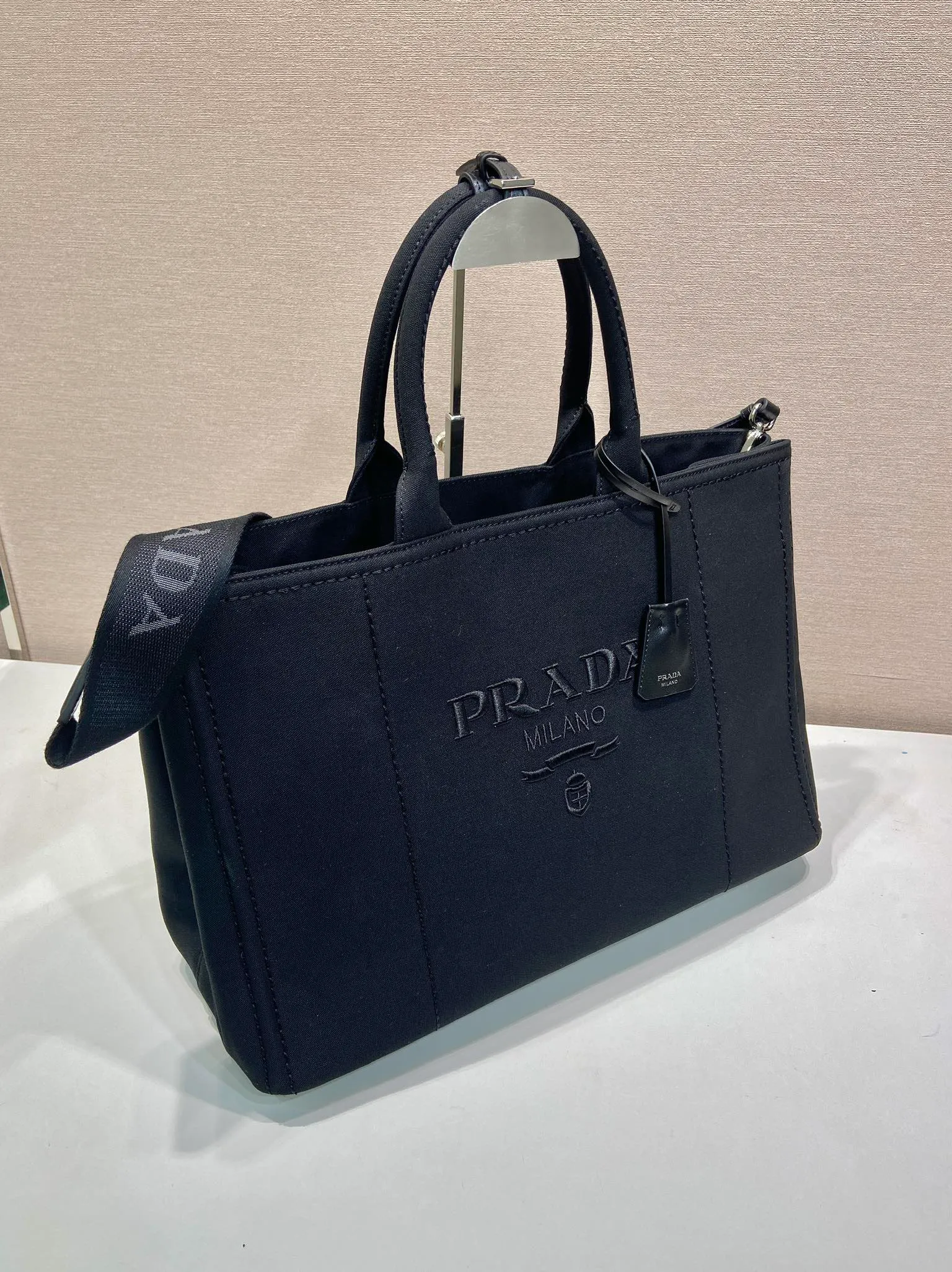 💰1240🎉New Jardinière Shoulder Bag🎉2VG131 Men's Max🎉🎉 This canvas handbag is a new interpretation with a simple and exquisite design, versatile and versatile, with ample interior space. The classic style is embellished with leather trim, showing the essence of exquisite craftsmanship. Striking stitching. Canvas carry handles. Detachable and adjustable webbing strap. Large capacity/cool upper body effect🎉🎉 Length 43x Height 30x Bottom 20cm🎉🎉🎉💰💰💰💰
