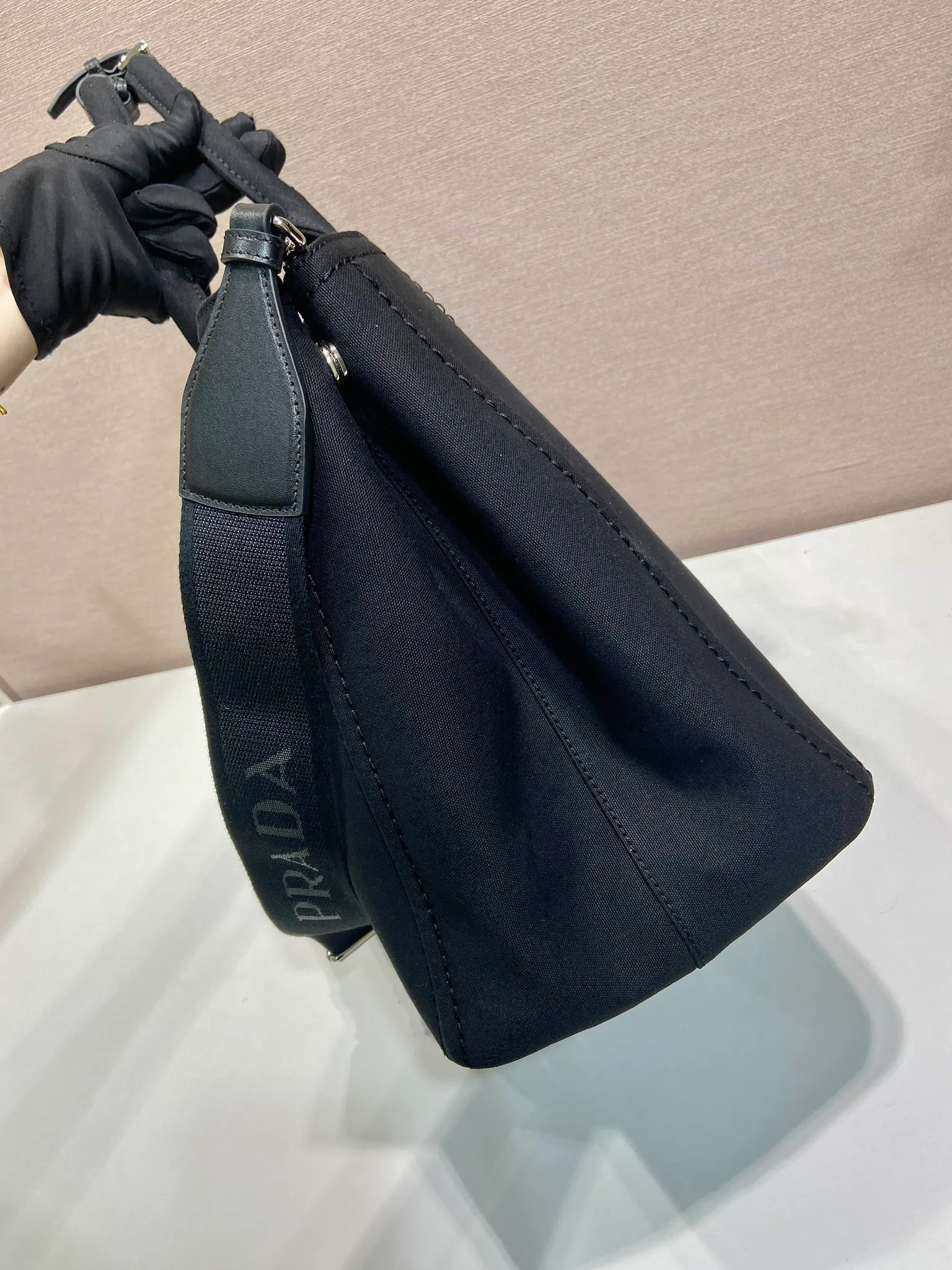 💰1240🎉New Jardinière Shoulder Bag🎉2VG131 Men's Max🎉🎉 This canvas handbag is a new interpretation with a simple and exquisite design, versatile and versatile, with ample interior space. The classic style is embellished with leather trim, showing the essence of exquisite craftsmanship. Striking stitching. Canvas carry handles. Detachable and adjustable webbing strap. Large capacity/cool upper body effect🎉🎉 Length 43x Height 30x Bottom 20cm🎉🎉🎉💰💰💰💰