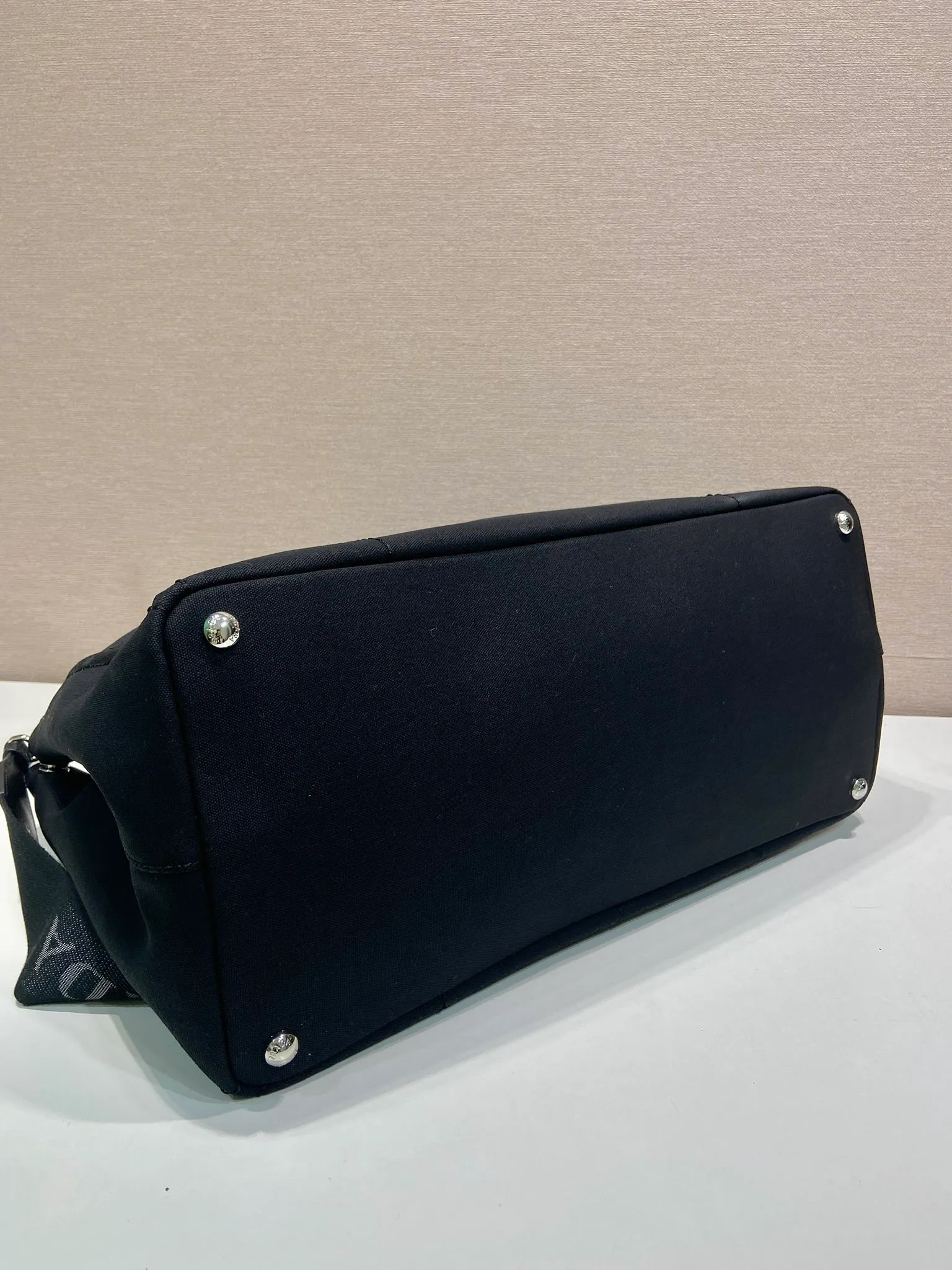 💰1240🎉New Jardinière Shoulder Bag🎉2VG131 Men's Max🎉🎉 This canvas handbag is a new interpretation with a simple and exquisite design, versatile and versatile, with ample interior space. The classic style is embellished with leather trim, showing the essence of exquisite craftsmanship. Striking stitching. Canvas carry handles. Detachable and adjustable webbing strap. Large capacity/cool upper body effect🎉🎉 Length 43x Height 30x Bottom 20cm🎉🎉🎉💰💰💰💰