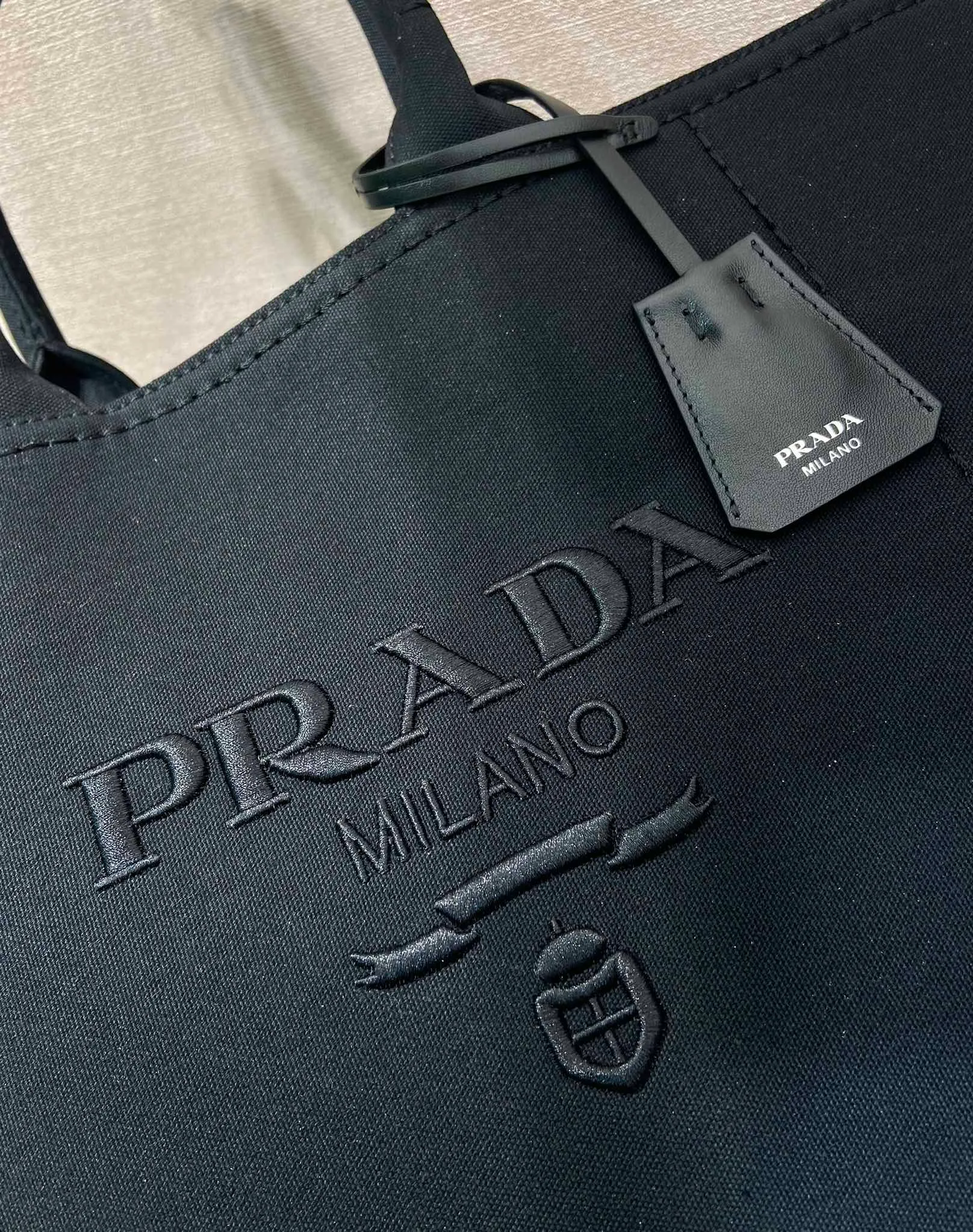 💰1240🎉New Jardinière Shoulder Bag🎉2VG131 Men's Max🎉🎉 This canvas handbag is a new interpretation with a simple and exquisite design, versatile and versatile, with ample interior space. The classic style is embellished with leather trim, showing the essence of exquisite craftsmanship. Striking stitching. Canvas carry handles. Detachable and adjustable webbing strap. Large capacity/cool upper body effect🎉🎉 Length 43x Height 30x Bottom 20cm🎉🎉🎉💰💰💰💰