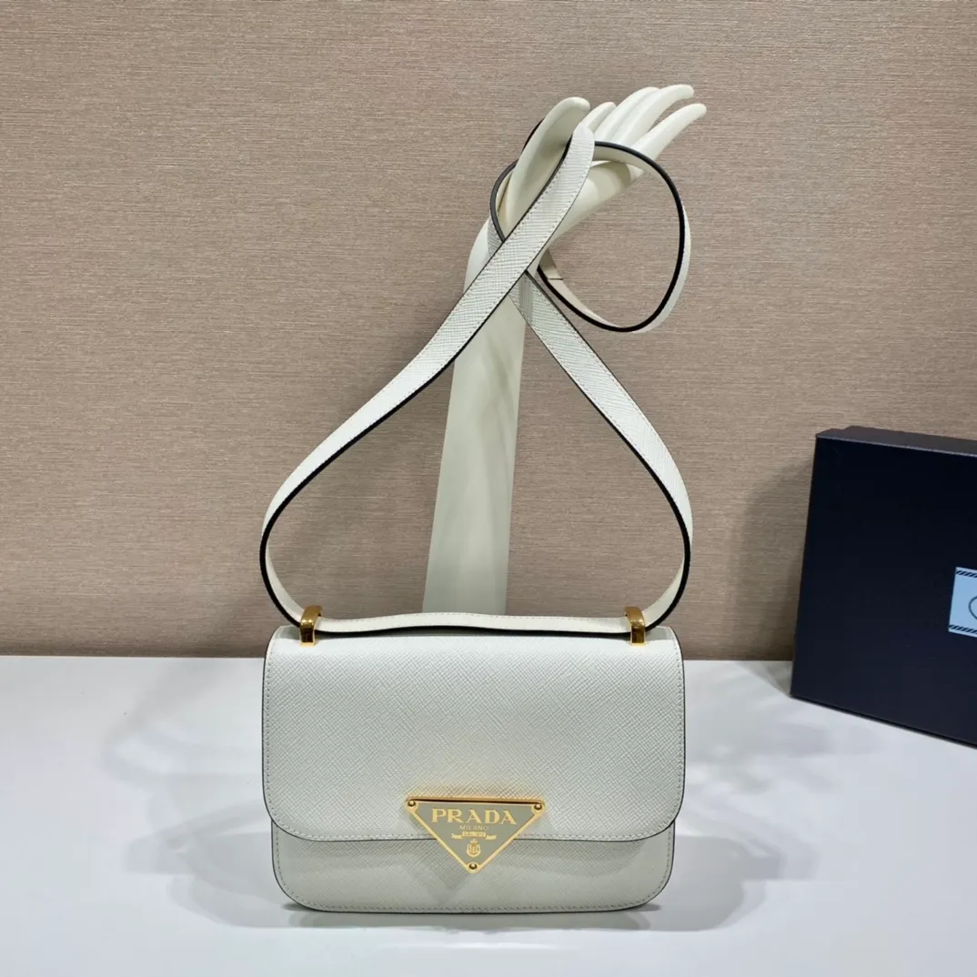 💰1500🎉New stewardess bag🎉1BD320😘😘 This retro and high-end bag is instantly recognizable. It is made of imported cross-grain cowhide + unique triangle logo. The long shoulder strap is adjustable and can be worn on one shoulder or crossbody. It has a full sense of luxury! The top of the back instantly transforms into a girly girl, with large capacity and space, versatile for all kinds of styles 😘Fashionable and practical, and a popular style that will never go out of style🎉🎉It’s so beautiful🎉Hurry up and get it🎉🎉 Length 22x height 16x bottom 6cm