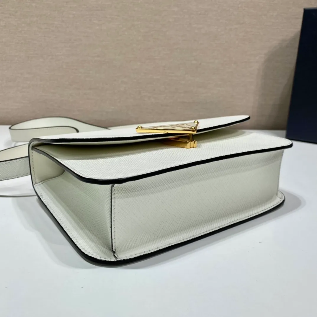💰1500🎉New stewardess bag🎉1BD320😘😘 This retro and high-end bag is instantly recognizable. It is made of imported cross-grain cowhide + unique triangle logo. The long shoulder strap is adjustable and can be worn on one shoulder or crossbody. It has a full sense of luxury! The top of the back instantly transforms into a girly girl, with large capacity and space, versatile for all kinds of styles 😘Fashionable and practical, and a popular style that will never go out of style🎉🎉It’s so beautiful🎉Hurry up and get it🎉🎉 Length 22x height 16x bottom 6cm