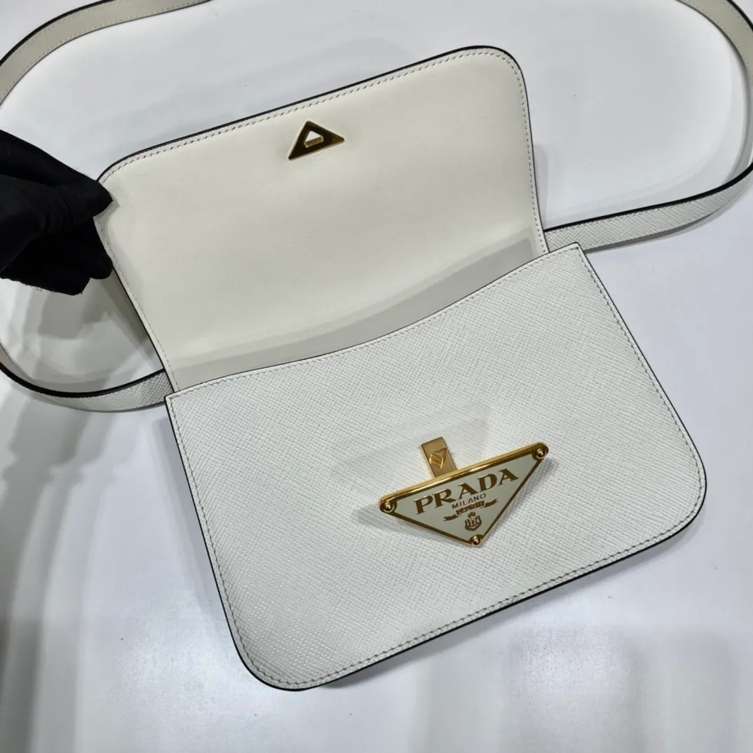 💰1500🎉New stewardess bag🎉1BD320😘😘 This retro and high-end bag is instantly recognizable. It is made of imported cross-grain cowhide + unique triangle logo. The long shoulder strap is adjustable and can be worn on one shoulder or crossbody. It has a full sense of luxury! The top of the back instantly transforms into a girly girl, with large capacity and space, versatile for all kinds of styles 😘Fashionable and practical, and a popular style that will never go out of style🎉🎉It’s so beautiful🎉Hurry up and get it🎉🎉 Length 22x height 16x bottom 6cm