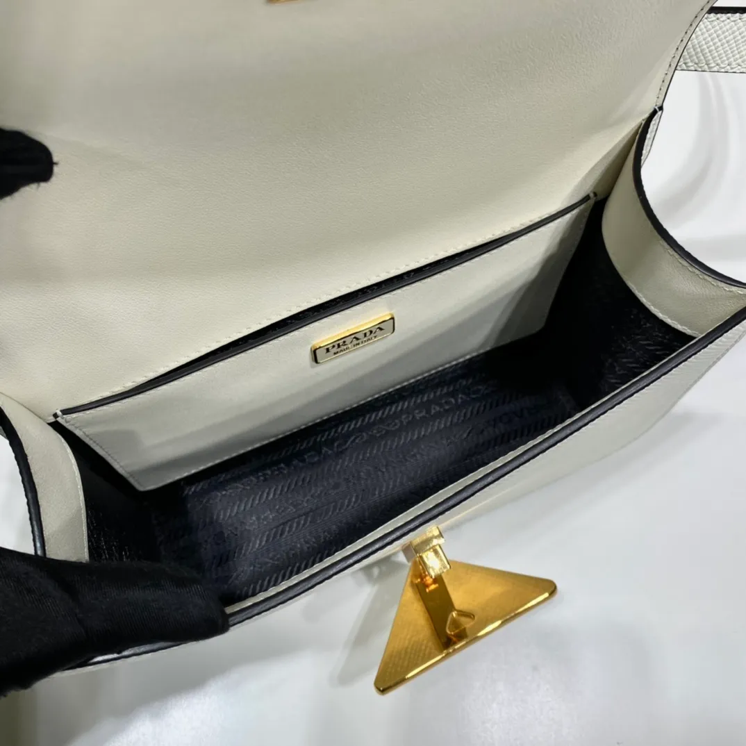 💰1500🎉New stewardess bag🎉1BD320😘😘 This retro and high-end bag is instantly recognizable. It is made of imported cross-grain cowhide + unique triangle logo. The long shoulder strap is adjustable and can be worn on one shoulder or crossbody. It has a full sense of luxury! The top of the back instantly transforms into a girly girl, with large capacity and space, versatile for all kinds of styles 😘Fashionable and practical, and a popular style that will never go out of style🎉🎉It’s so beautiful🎉Hurry up and get it🎉🎉 Length 22x height 16x bottom 6cm