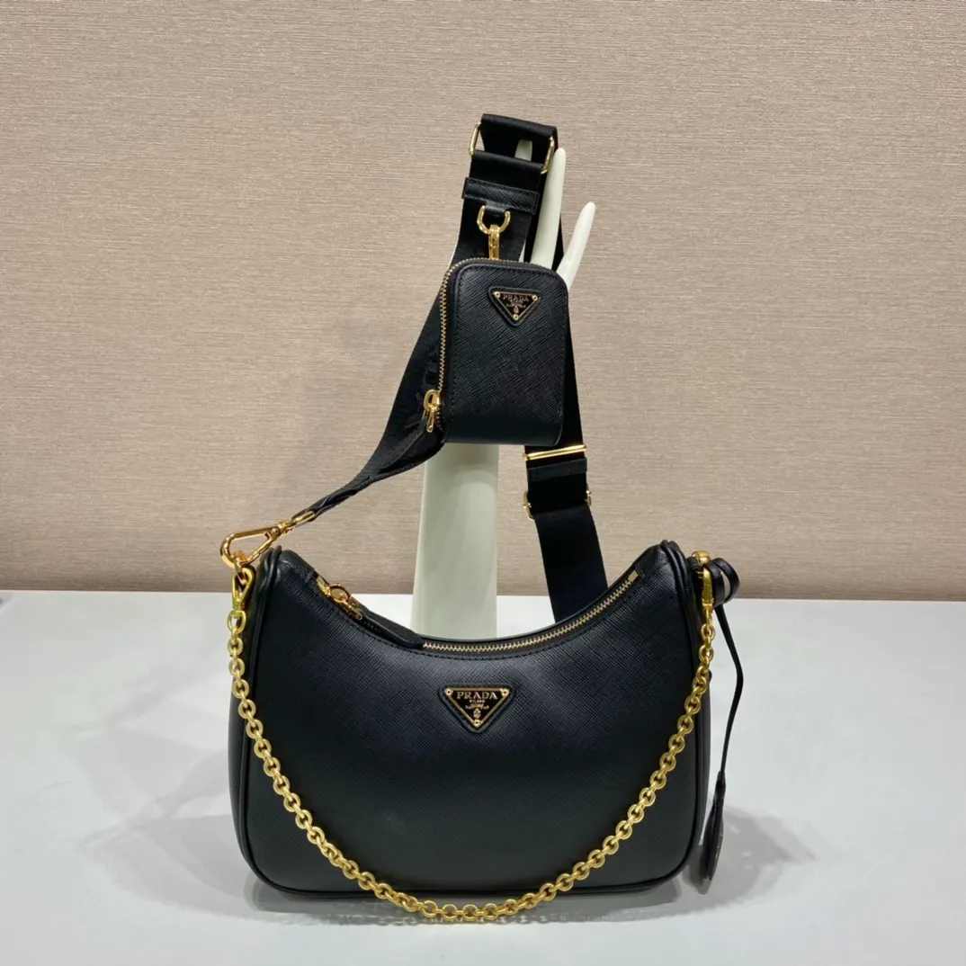 💰1500🎊Upgraded version of three-in-one🎊New 1BH204 full leather/gold hardware, nylon Hobo hand/armpit bag😘😘The full leather hobo that is popular in the fashion circle due to the crazy cultivation of the Internet celebrity sister group has a new model! 👏👏The design of this all-leather Hobo bag is great👍👍One bag with three uses😘😘waist bag/crossbody/single shoulder bag👍👍The handle is replaced by a chain, which makes the underarm bag a little more sexy. It also has a long shoulder strap. What I love most is that there is a small pendant (small bag) hanging on the shoulder strap, which can also be hung on other bags and pants as accessories. 🙊🙊There is no problem in matching various clothes in normal times😘😘Babies, hurry up and get it, it’s so beautiful🙊🙊Dimensions: length 23x height 17x bottom 6.5cm👏👏👏