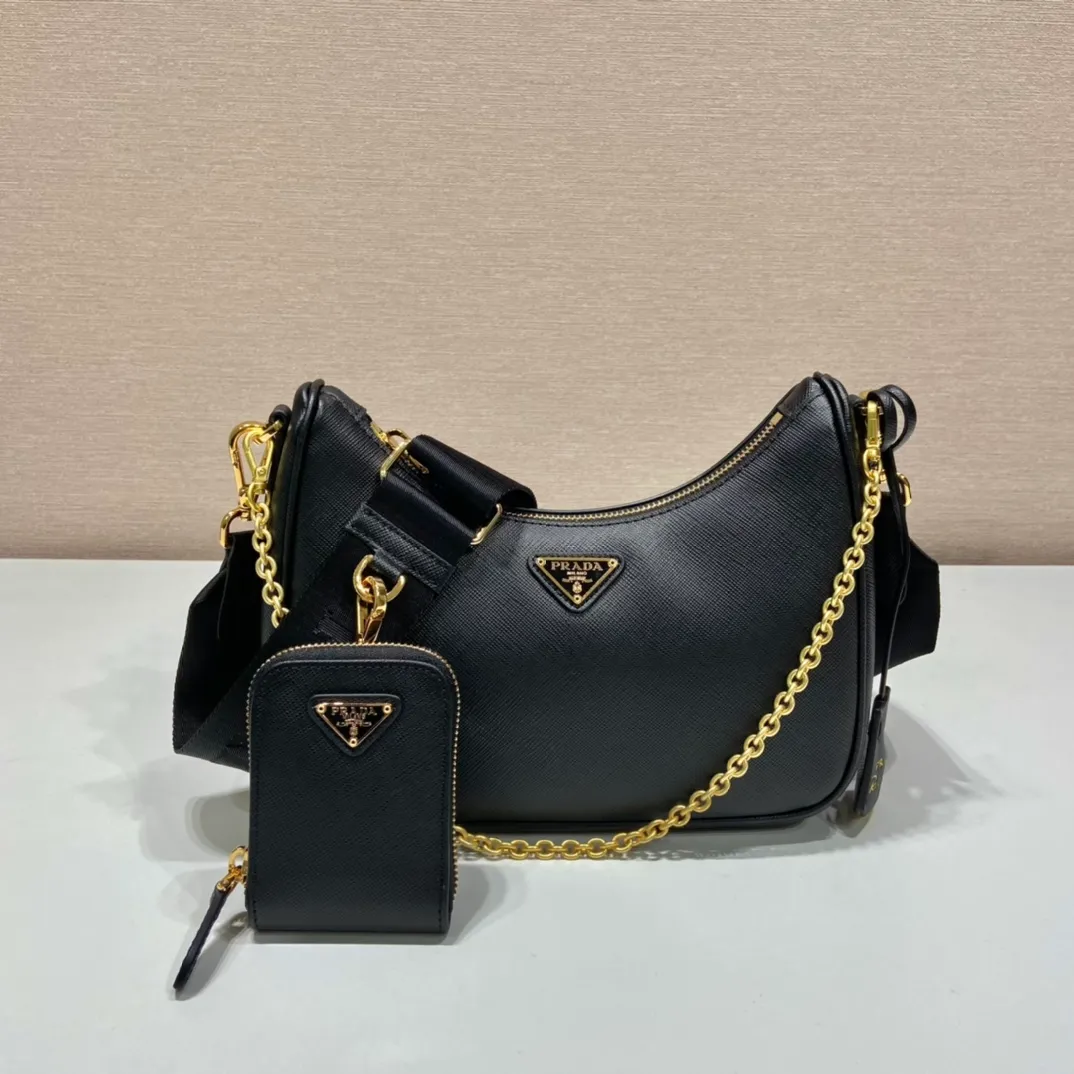 💰1500🎊Upgraded version of three-in-one🎊New 1BH204 full leather/gold hardware, nylon Hobo hand/armpit bag😘😘The full leather hobo that is popular in the fashion circle due to the crazy cultivation of the Internet celebrity sister group has a new model! 👏👏The design of this all-leather Hobo bag is great👍👍One bag with three uses😘😘waist bag/crossbody/single shoulder bag👍👍The handle is replaced by a chain, which makes the underarm bag a little more sexy. It also has a long shoulder strap. What I love most is that there is a small pendant (small bag) hanging on the shoulder strap, which can also be hung on other bags and pants as accessories. 🙊🙊There is no problem in matching various clothes in normal times😘😘Babies, hurry up and get it, it’s so beautiful🙊🙊Dimensions: length 23x height 17x bottom 6.5cm👏👏👏
