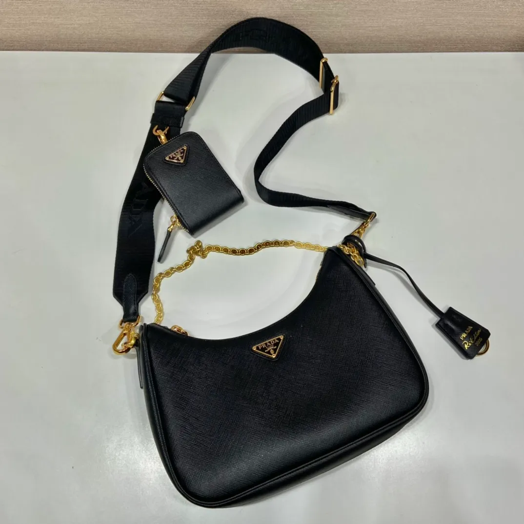 💰1500🎊Upgraded version of three-in-one🎊New 1BH204 full leather/gold hardware, nylon Hobo hand/armpit bag😘😘The full leather hobo that is popular in the fashion circle due to the crazy cultivation of the Internet celebrity sister group has a new model! 👏👏The design of this all-leather Hobo bag is great👍👍One bag with three uses😘😘waist bag/crossbody/single shoulder bag👍👍The handle is replaced by a chain, which makes the underarm bag a little more sexy. It also has a long shoulder strap. What I love most is that there is a small pendant (small bag) hanging on the shoulder strap, which can also be hung on other bags and pants as accessories. 🙊🙊There is no problem in matching various clothes in normal times😘😘Babies, hurry up and get it, it’s so beautiful🙊🙊Dimensions: length 23x height 17x bottom 6.5cm👏👏👏
