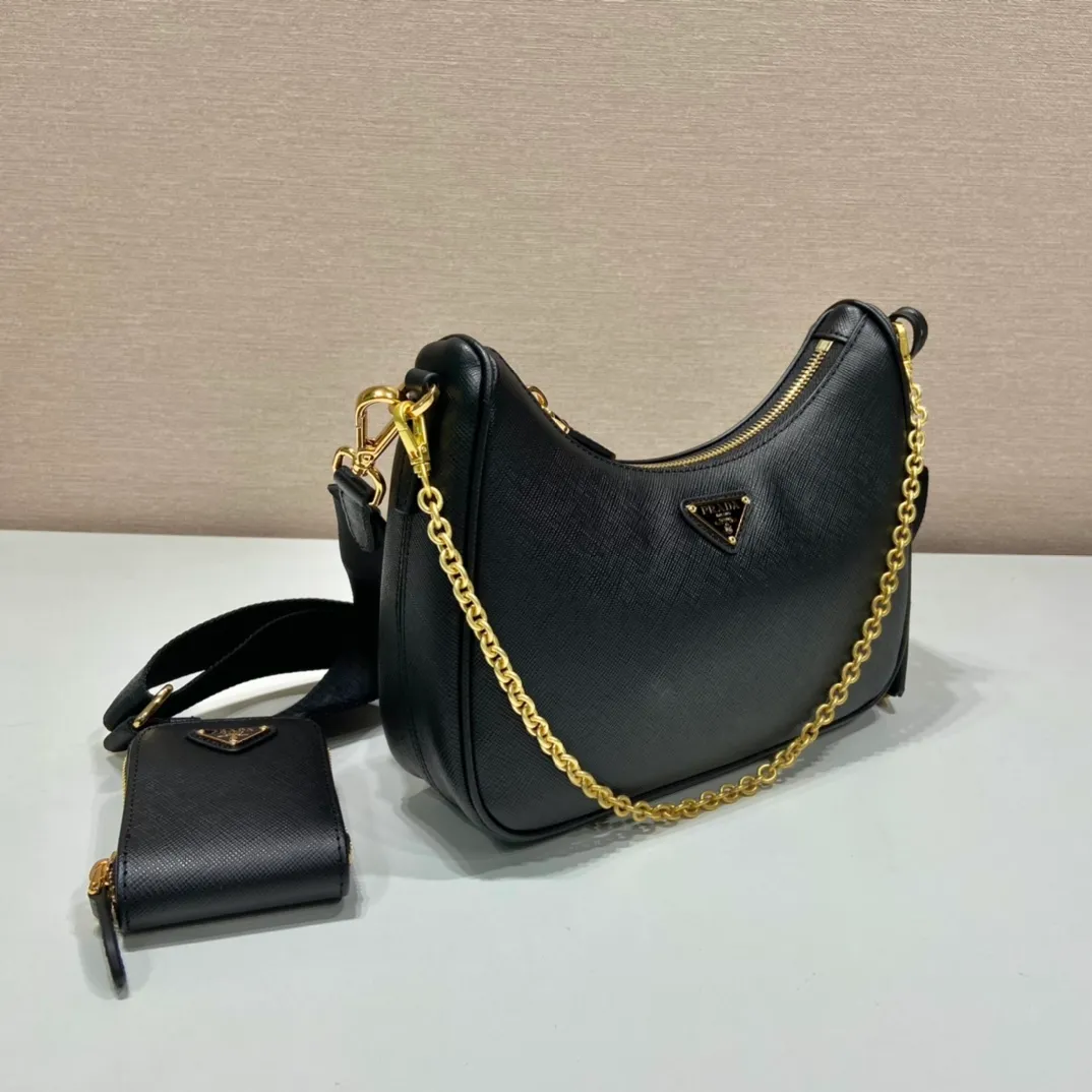 💰1500🎊Upgraded version of three-in-one🎊New 1BH204 full leather/gold hardware, nylon Hobo hand/armpit bag😘😘The full leather hobo that is popular in the fashion circle due to the crazy cultivation of the Internet celebrity sister group has a new model! 👏👏The design of this all-leather Hobo bag is great👍👍One bag with three uses😘😘waist bag/crossbody/single shoulder bag👍👍The handle is replaced by a chain, which makes the underarm bag a little more sexy. It also has a long shoulder strap. What I love most is that there is a small pendant (small bag) hanging on the shoulder strap, which can also be hung on other bags and pants as accessories. 🙊🙊There is no problem in matching various clothes in normal times😘😘Babies, hurry up and get it, it’s so beautiful🙊🙊Dimensions: length 23x height 17x bottom 6.5cm👏👏👏