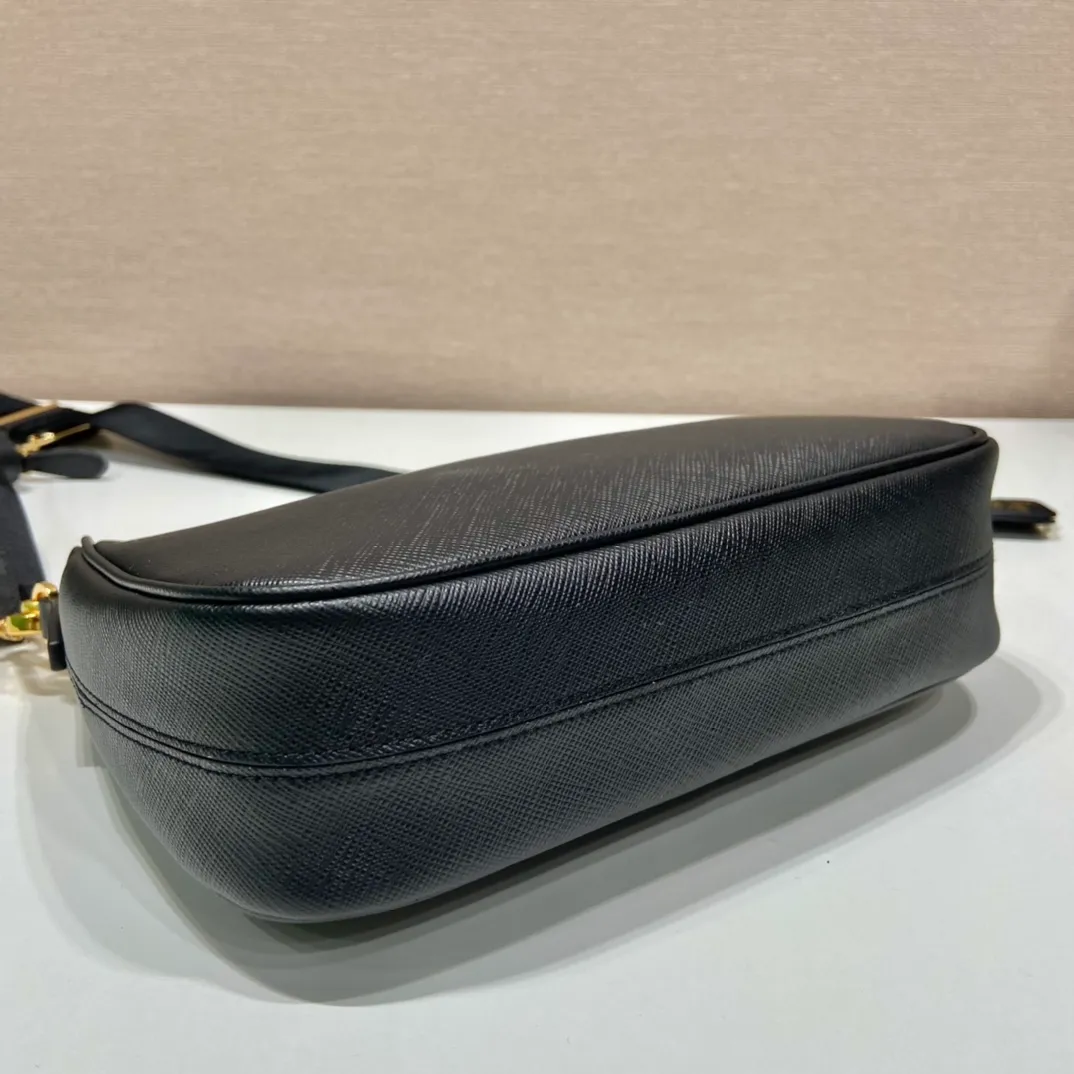 💰1500🎊Upgraded version of three-in-one🎊New 1BH204 full leather/gold hardware, nylon Hobo hand/armpit bag😘😘The full leather hobo that is popular in the fashion circle due to the crazy cultivation of the Internet celebrity sister group has a new model! 👏👏The design of this all-leather Hobo bag is great👍👍One bag with three uses😘😘waist bag/crossbody/single shoulder bag👍👍The handle is replaced by a chain, which makes the underarm bag a little more sexy. It also has a long shoulder strap. What I love most is that there is a small pendant (small bag) hanging on the shoulder strap, which can also be hung on other bags and pants as accessories. 🙊🙊There is no problem in matching various clothes in normal times😘😘Babies, hurry up and get it, it’s so beautiful🙊🙊Dimensions: length 23x height 17x bottom 6.5cm👏👏👏