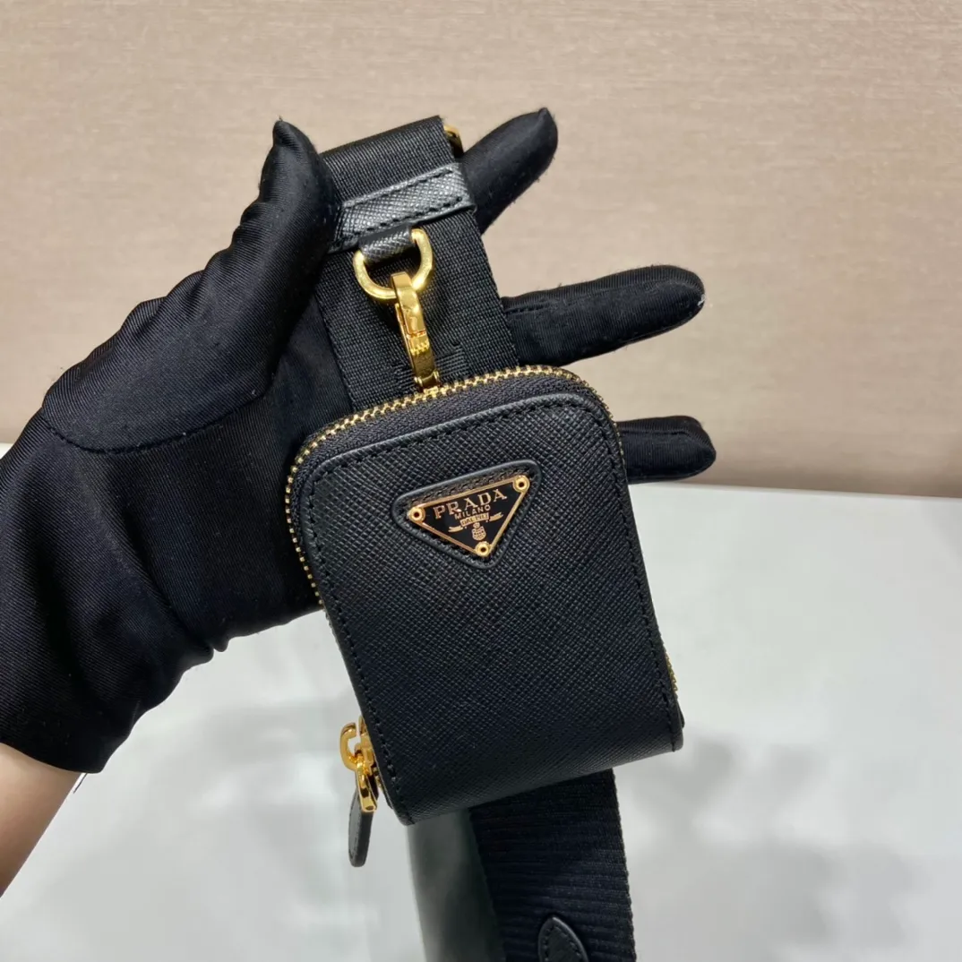 💰1500🎊Upgraded version of three-in-one🎊New 1BH204 full leather/gold hardware, nylon Hobo hand/armpit bag😘😘The full leather hobo that is popular in the fashion circle due to the crazy cultivation of the Internet celebrity sister group has a new model! 👏👏The design of this all-leather Hobo bag is great👍👍One bag with three uses😘😘waist bag/crossbody/single shoulder bag👍👍The handle is replaced by a chain, which makes the underarm bag a little more sexy. It also has a long shoulder strap. What I love most is that there is a small pendant (small bag) hanging on the shoulder strap, which can also be hung on other bags and pants as accessories. 🙊🙊There is no problem in matching various clothes in normal times😘😘Babies, hurry up and get it, it’s so beautiful🙊🙊Dimensions: length 23x height 17x bottom 6.5cm👏👏👏