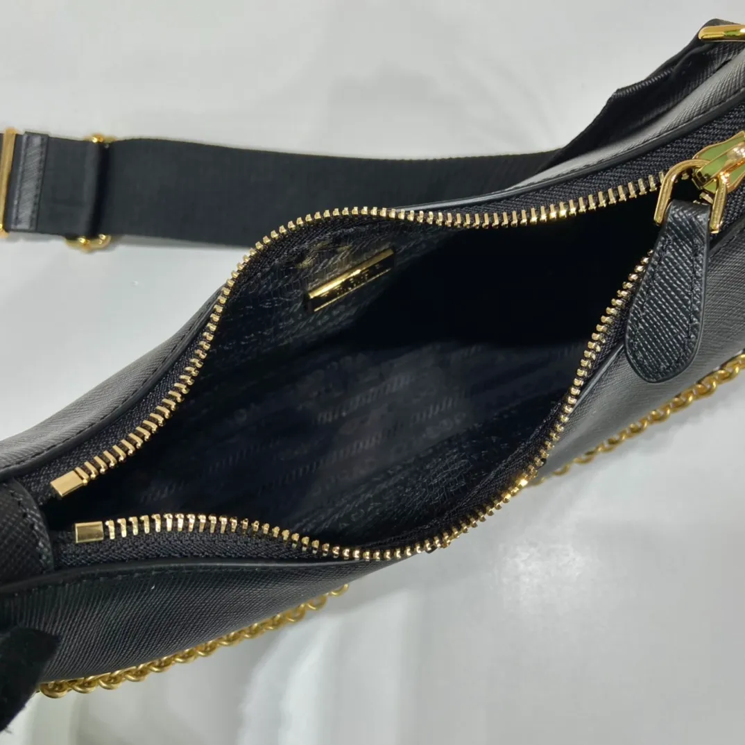 💰1500🎊Upgraded version of three-in-one🎊New 1BH204 full leather/gold hardware, nylon Hobo hand/armpit bag😘😘The full leather hobo that is popular in the fashion circle due to the crazy cultivation of the Internet celebrity sister group has a new model! 👏👏The design of this all-leather Hobo bag is great👍👍One bag with three uses😘😘waist bag/crossbody/single shoulder bag👍👍The handle is replaced by a chain, which makes the underarm bag a little more sexy. It also has a long shoulder strap. What I love most is that there is a small pendant (small bag) hanging on the shoulder strap, which can also be hung on other bags and pants as accessories. 🙊🙊There is no problem in matching various clothes in normal times😘😘Babies, hurry up and get it, it’s so beautiful🙊🙊Dimensions: length 23x height 17x bottom 6.5cm👏👏👏