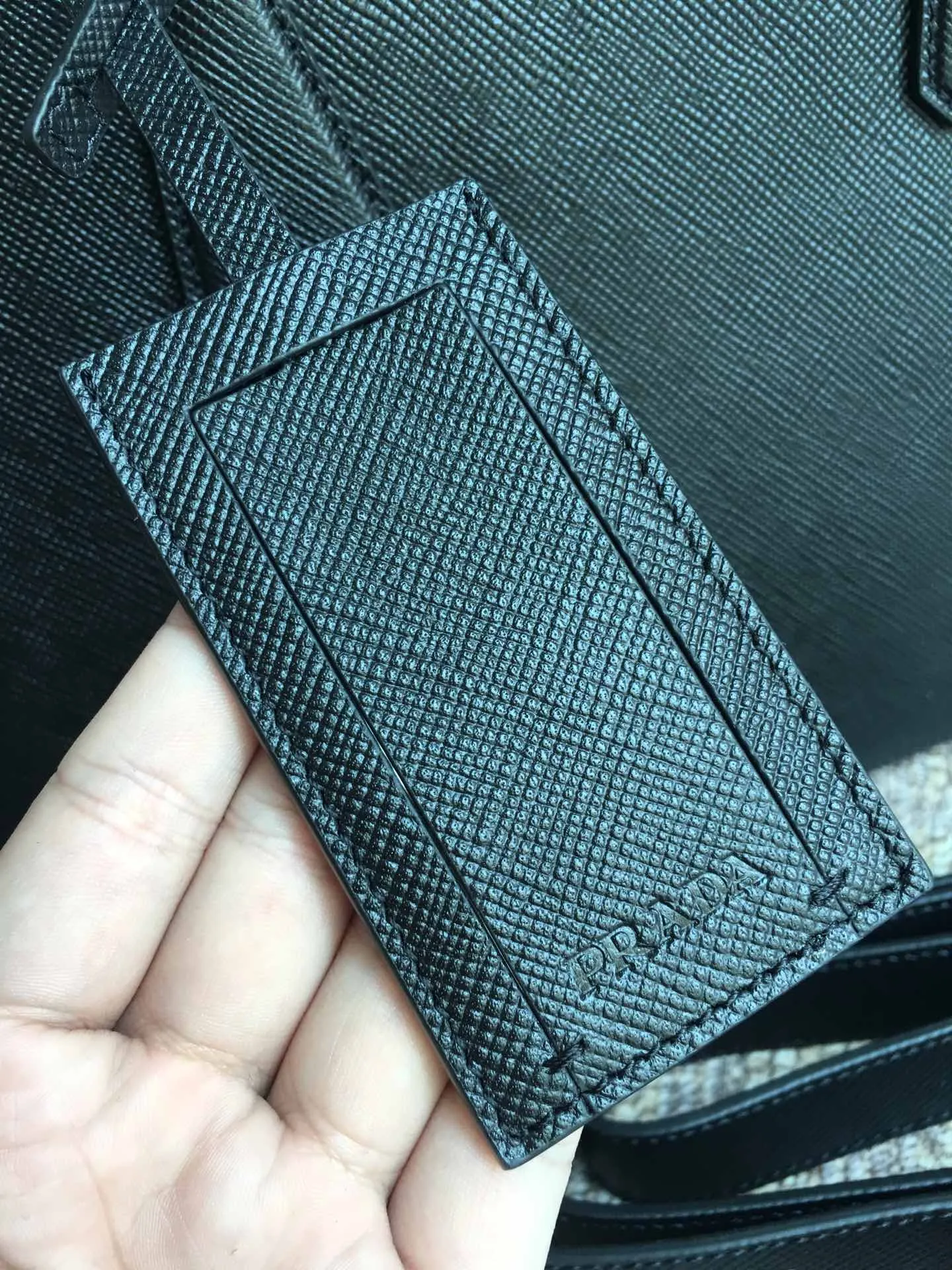 💰2160, P Jiachui's new men's bag, 2VE366B - gun-color loose lettering watch, original item, imported thick cross pattern, double-layer compartment, practical [strong][strong][strong], 175 OEM code, length 36x height 28cm