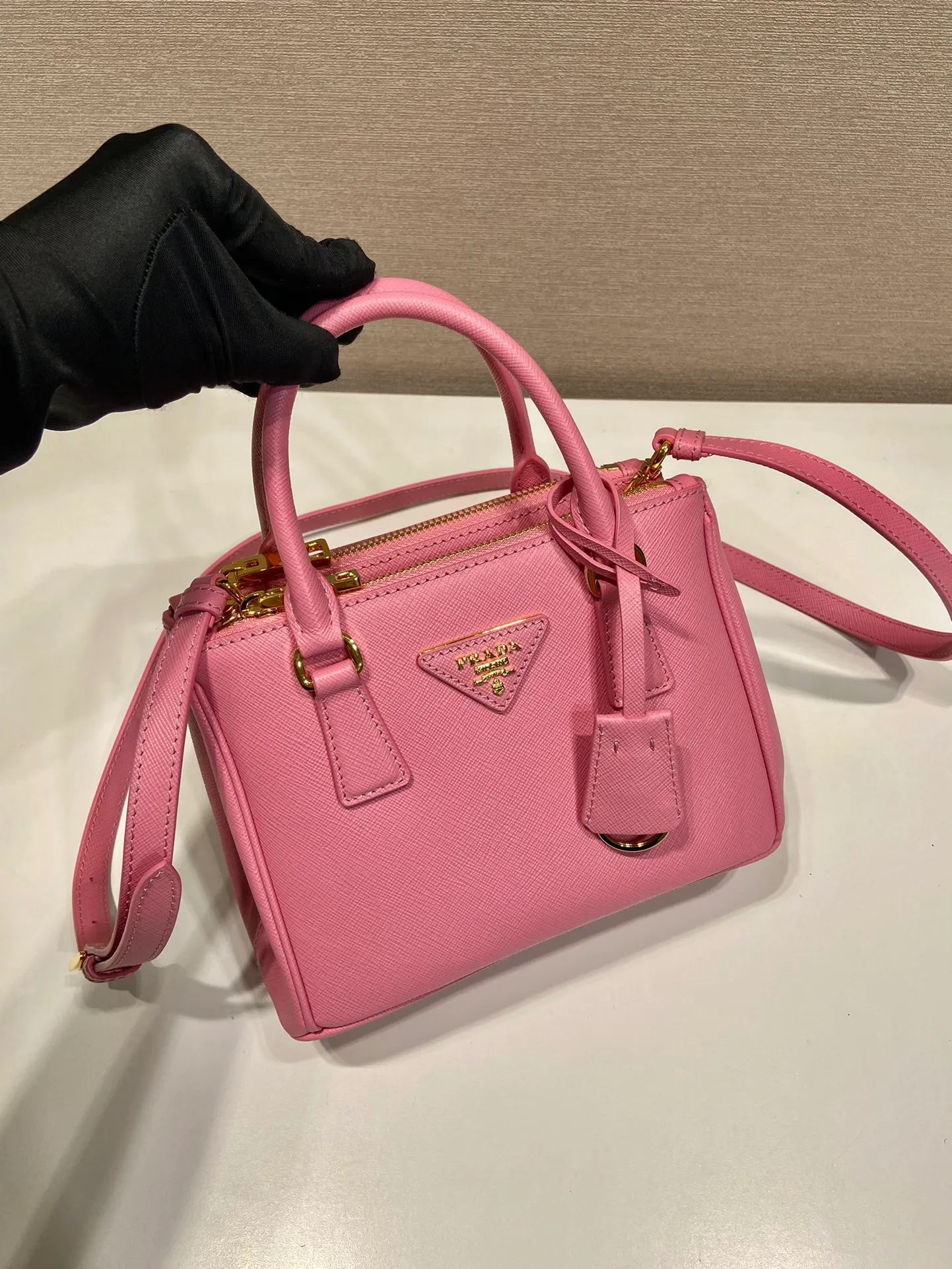 💰1700🎉Mini killer🎉1BA906, this Galleria handbag is made of iconic Saffiano leather, equipped with a detachable shoulder strap, top brushed hardware👍👍 It is a chic interpretation of classic and timeless elegance. For beauties in the current era of fashionable small bags. It’s worth owning, it can be used easily for girls’ daily travel📱💄🚗🔑, it has a large capacity, is beautiful and practical🙊🙊It is a bag that will never go out of style anytime you use it😘😘Hurry up and get it👏👏 Length 20x Height 15x Bottom 9.5cm