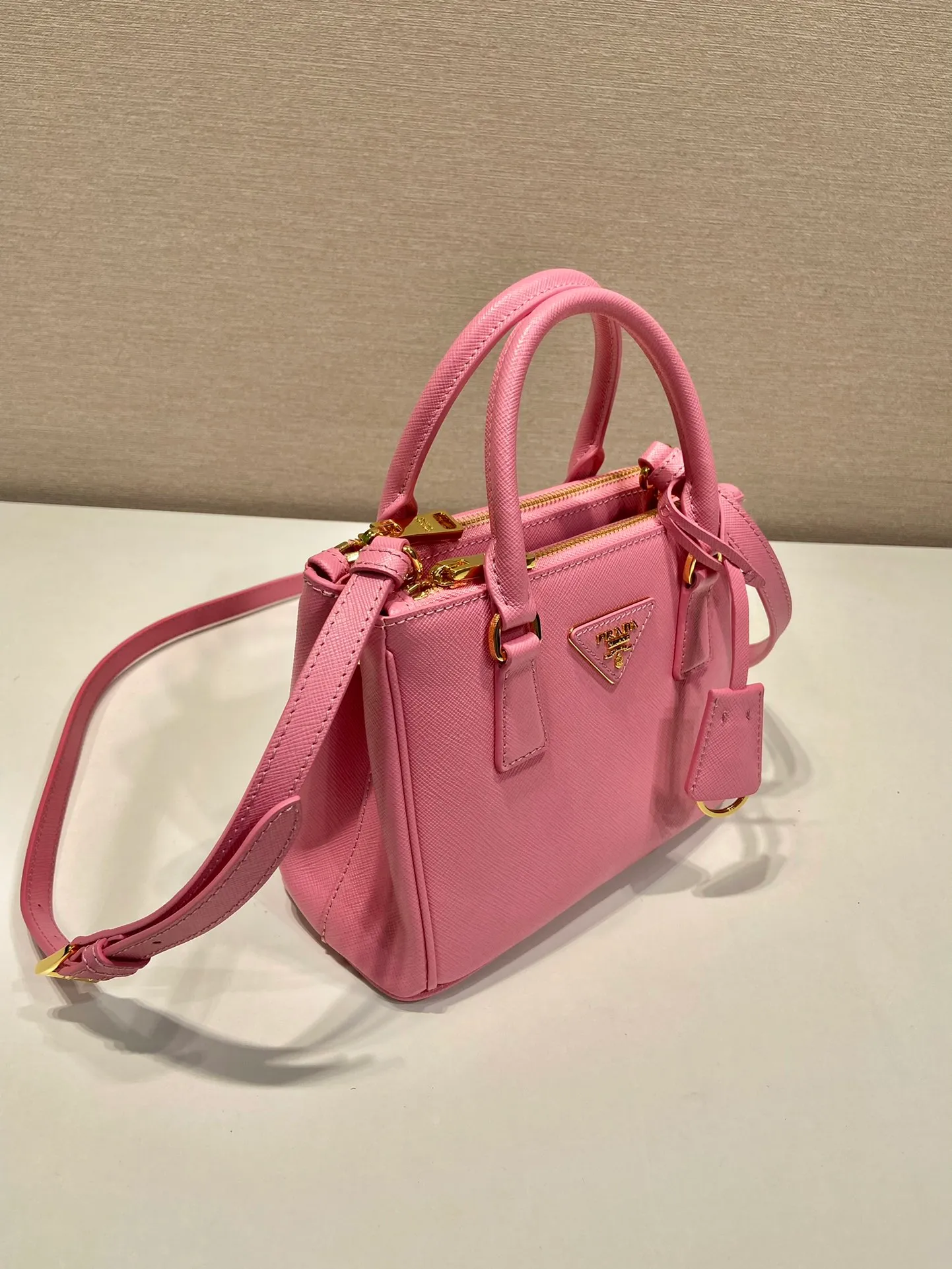 💰1700🎉Mini killer🎉1BA906, this Galleria handbag is made of iconic Saffiano leather, equipped with a detachable shoulder strap, top brushed hardware👍👍 It is a chic interpretation of classic and timeless elegance. For beauties in the current era of fashionable small bags. It’s worth owning, it can be used easily for girls’ daily travel📱💄🚗🔑, it has a large capacity, is beautiful and practical🙊🙊It is a bag that will never go out of style anytime you use it😘😘Hurry up and get it👏👏 Length 20x Height 15x Bottom 9.5cm