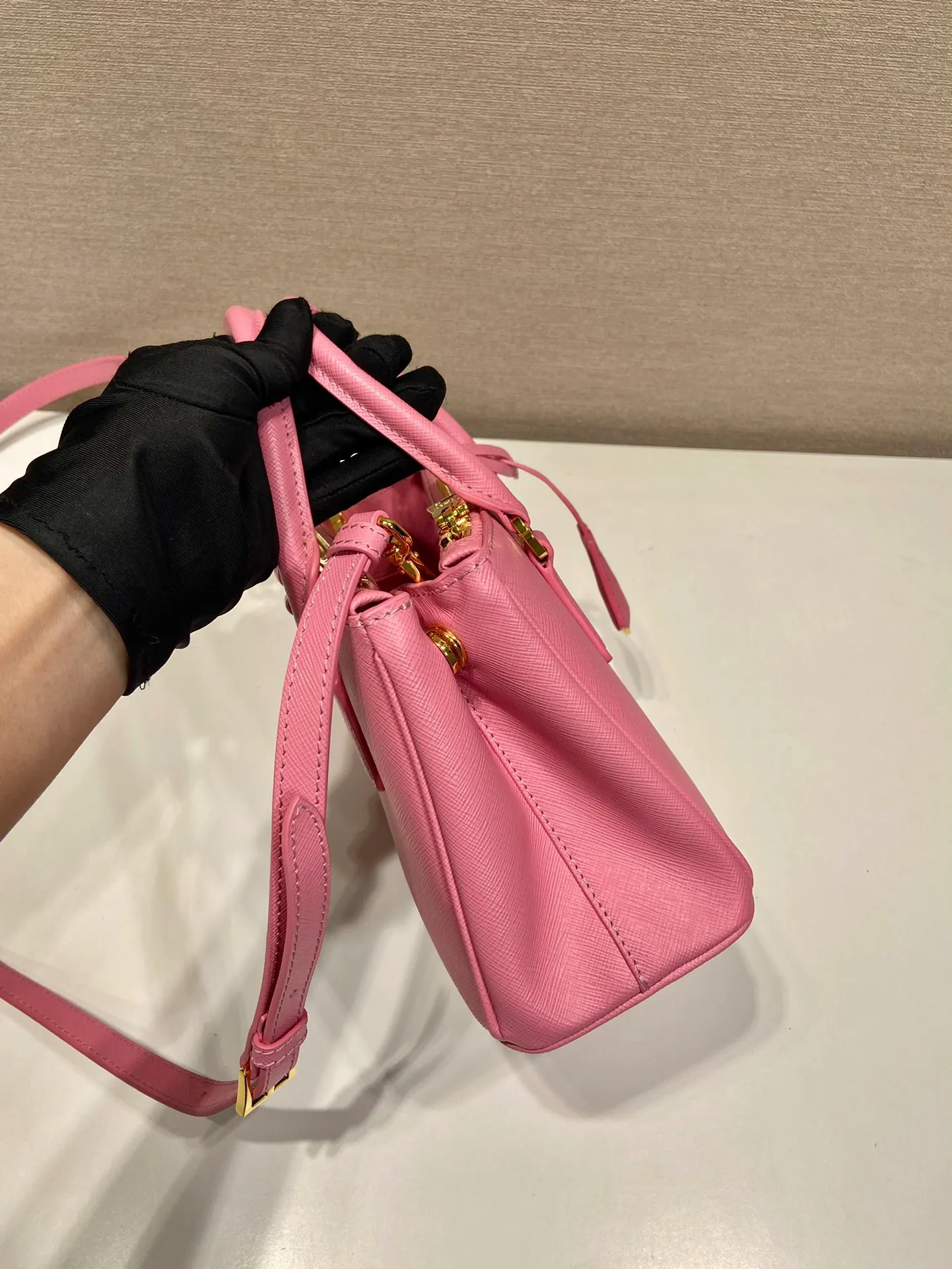 💰1700🎉Mini killer🎉1BA906, this Galleria handbag is made of iconic Saffiano leather, equipped with a detachable shoulder strap, top brushed hardware👍👍 It is a chic interpretation of classic and timeless elegance. For beauties in the current era of fashionable small bags. It’s worth owning, it can be used easily for girls’ daily travel📱💄🚗🔑, it has a large capacity, is beautiful and practical🙊🙊It is a bag that will never go out of style anytime you use it😘😘Hurry up and get it👏👏 Length 20x Height 15x Bottom 9.5cm
