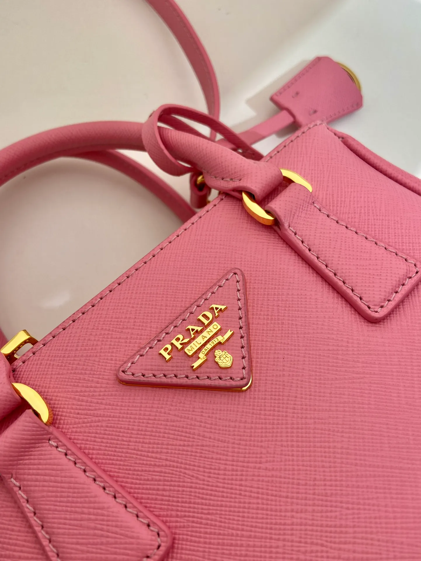 💰1700🎉Mini killer🎉1BA906, this Galleria handbag is made of iconic Saffiano leather, equipped with a detachable shoulder strap, top brushed hardware👍👍 It is a chic interpretation of classic and timeless elegance. For beauties in the current era of fashionable small bags. It’s worth owning, it can be used easily for girls’ daily travel📱💄🚗🔑, it has a large capacity, is beautiful and practical🙊🙊It is a bag that will never go out of style anytime you use it😘😘Hurry up and get it👏👏 Length 20x Height 15x Bottom 9.5cm