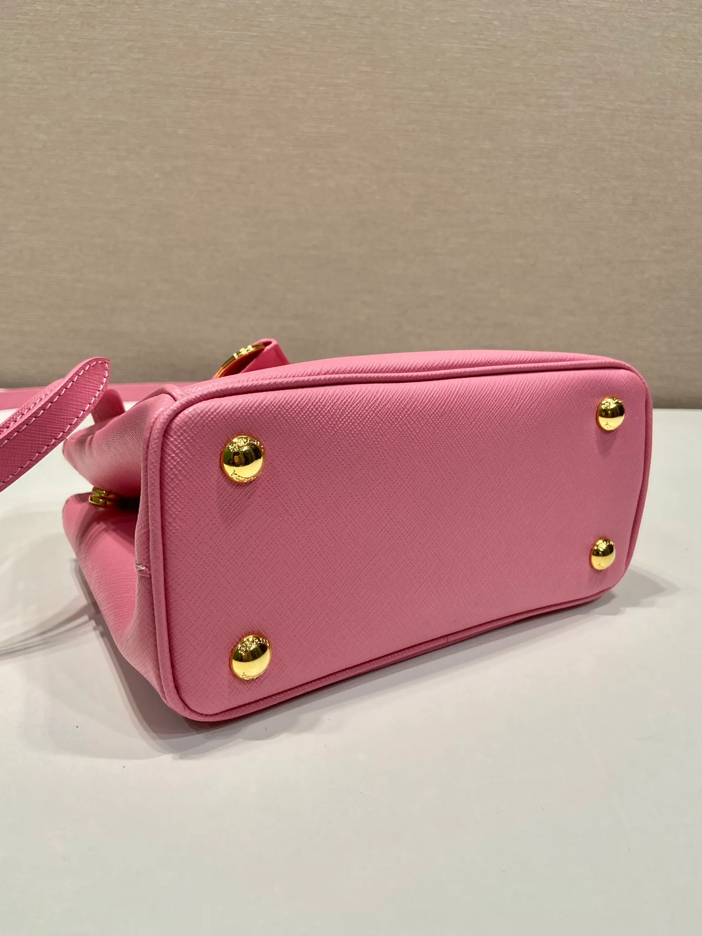💰1700🎉Mini killer🎉1BA906, this Galleria handbag is made of iconic Saffiano leather, equipped with a detachable shoulder strap, top brushed hardware👍👍 It is a chic interpretation of classic and timeless elegance. For beauties in the current era of fashionable small bags. It’s worth owning, it can be used easily for girls’ daily travel📱💄🚗🔑, it has a large capacity, is beautiful and practical🙊🙊It is a bag that will never go out of style anytime you use it😘😘Hurry up and get it👏👏 Length 20x Height 15x Bottom 9.5cm