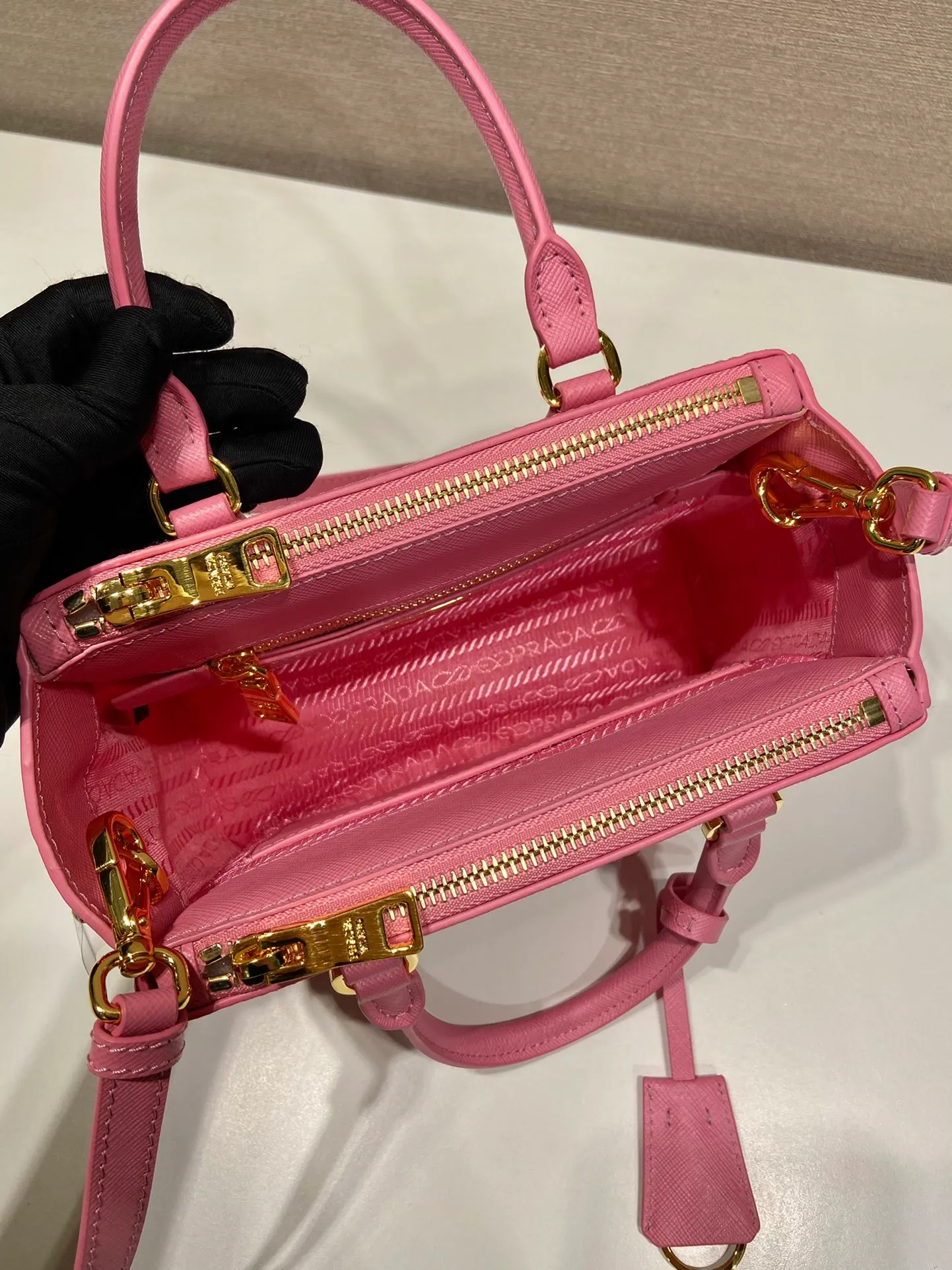 💰1700🎉Mini killer🎉1BA906, this Galleria handbag is made of iconic Saffiano leather, equipped with a detachable shoulder strap, top brushed hardware👍👍 It is a chic interpretation of classic and timeless elegance. For beauties in the current era of fashionable small bags. It’s worth owning, it can be used easily for girls’ daily travel📱💄🚗🔑, it has a large capacity, is beautiful and practical🙊🙊It is a bag that will never go out of style anytime you use it😘😘Hurry up and get it👏👏 Length 20x Height 15x Bottom 9.5cm