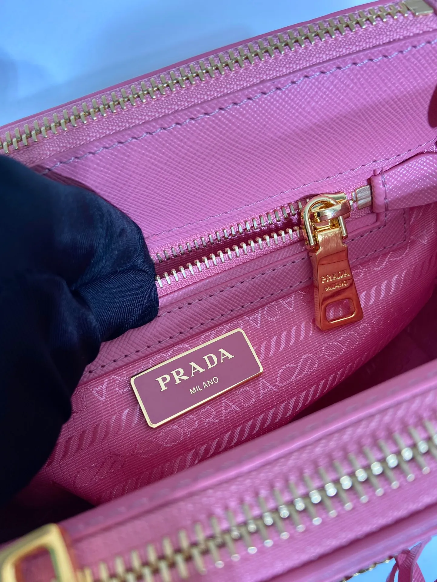 💰1700🎉Mini killer🎉1BA906, this Galleria handbag is made of iconic Saffiano leather, equipped with a detachable shoulder strap, top brushed hardware👍👍 It is a chic interpretation of classic and timeless elegance. For beauties in the current era of fashionable small bags. It’s worth owning, it can be used easily for girls’ daily travel📱💄🚗🔑, it has a large capacity, is beautiful and practical🙊🙊It is a bag that will never go out of style anytime you use it😘😘Hurry up and get it👏👏 Length 20x Height 15x Bottom 9.5cm