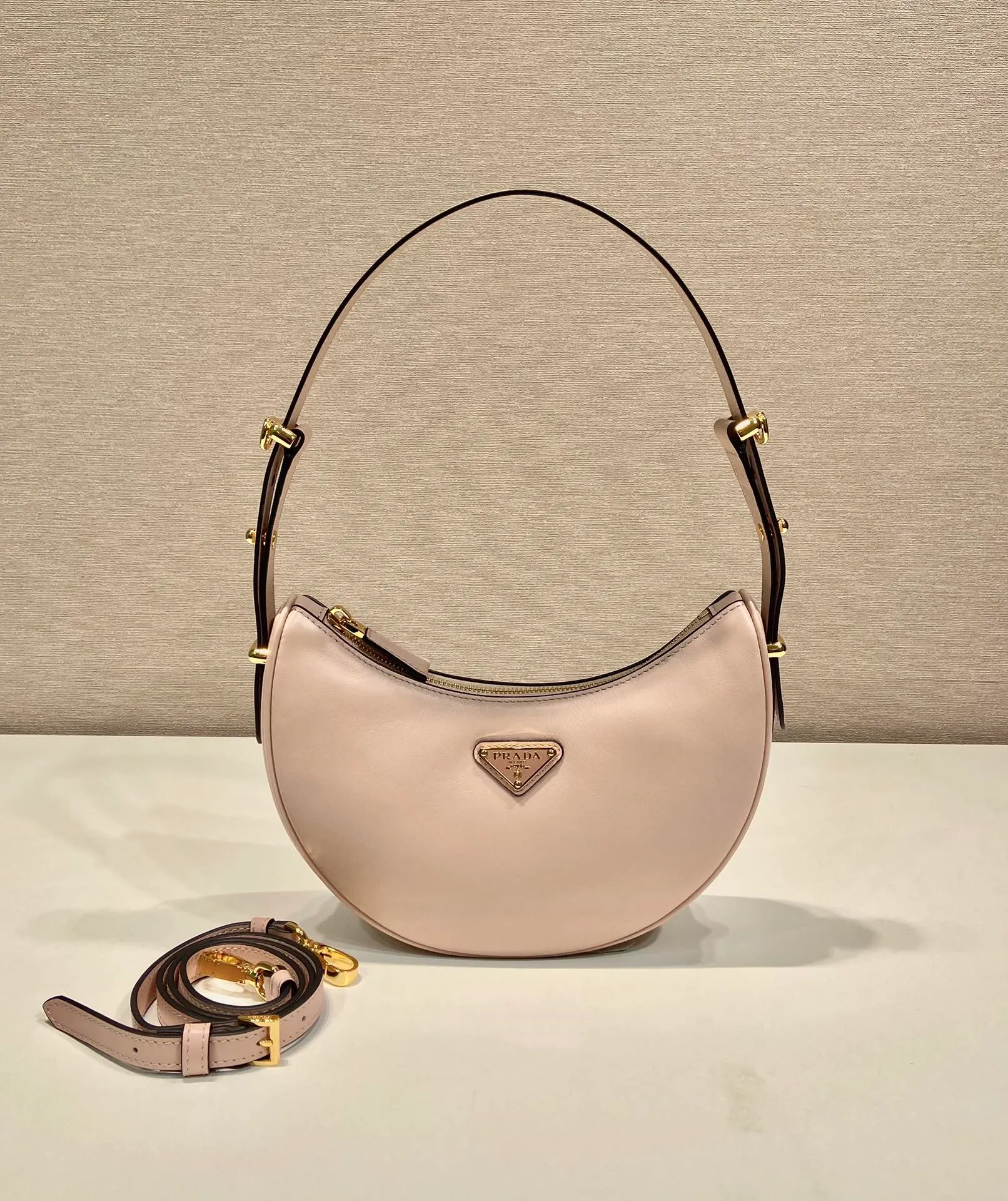 💰1700🎉Moon Handbag🎉1BC194 Double Shoulder Strap🎉🎉 This simple Moon handbag uses cowhide to bring out the modern and versatile charm. The curved body design is equipped with 2 long/short adjustable shoulder straps, making it easy to change the shape at will. It is equipped with imported lambskin inside, and the metal accessories add to the bright style. The upper body effect is very cool/fashionable. It is another popular style that will never go out of style🎉Babies, hurry up and get it🎉 Length 22.5x Height 18.5x Bottom 6.5cm