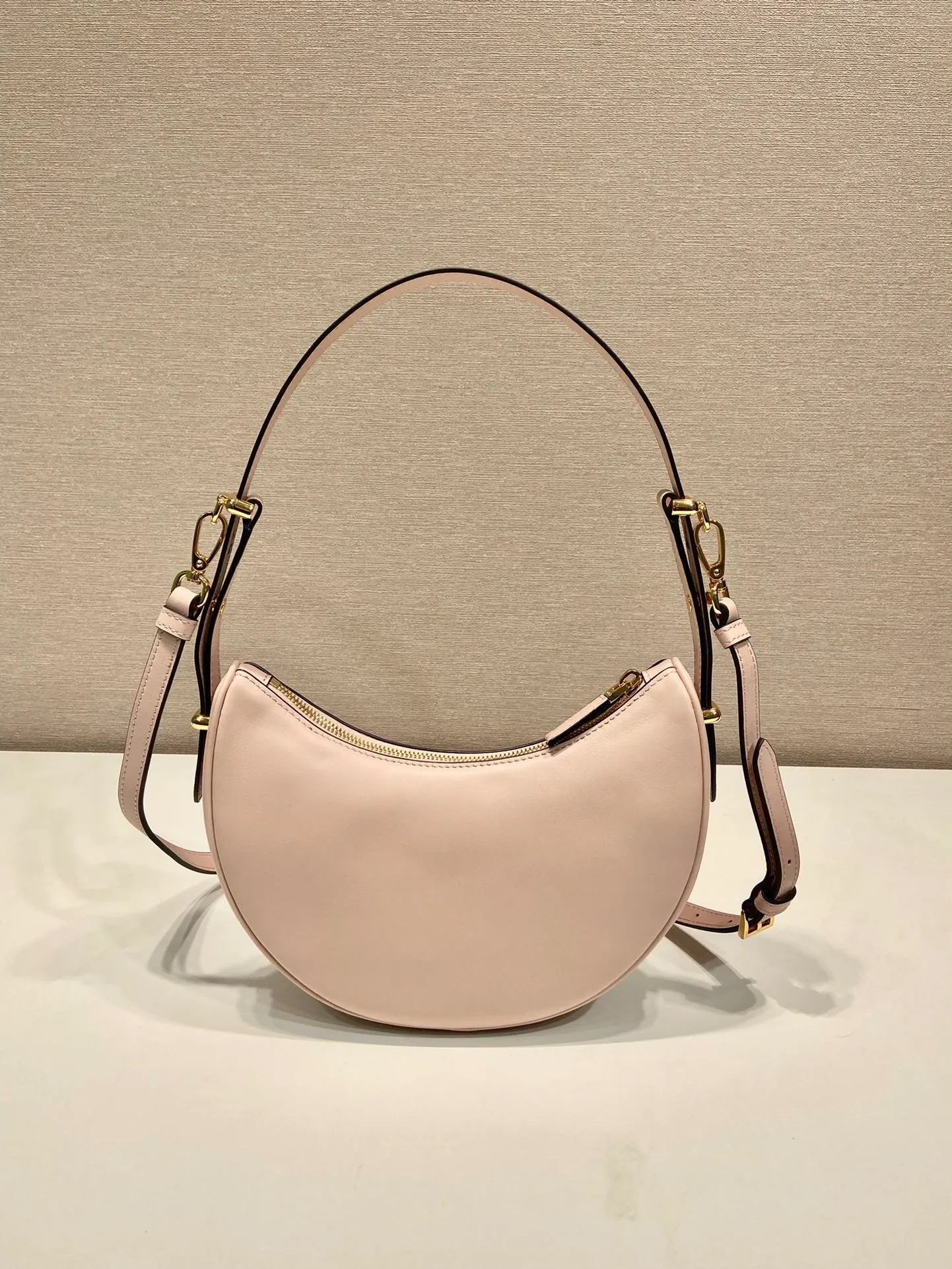 💰1700🎉Moon Handbag🎉1BC194 Double Shoulder Strap🎉🎉 This simple Moon handbag uses cowhide to bring out the modern and versatile charm. The curved body design is equipped with 2 long/short adjustable shoulder straps, making it easy to change the shape at will. It is equipped with imported lambskin inside, and the metal accessories add to the bright style. The upper body effect is very cool/fashionable. It is another popular style that will never go out of style🎉Babies, hurry up and get it🎉 Length 22.5x Height 18.5x Bottom 6.5cm