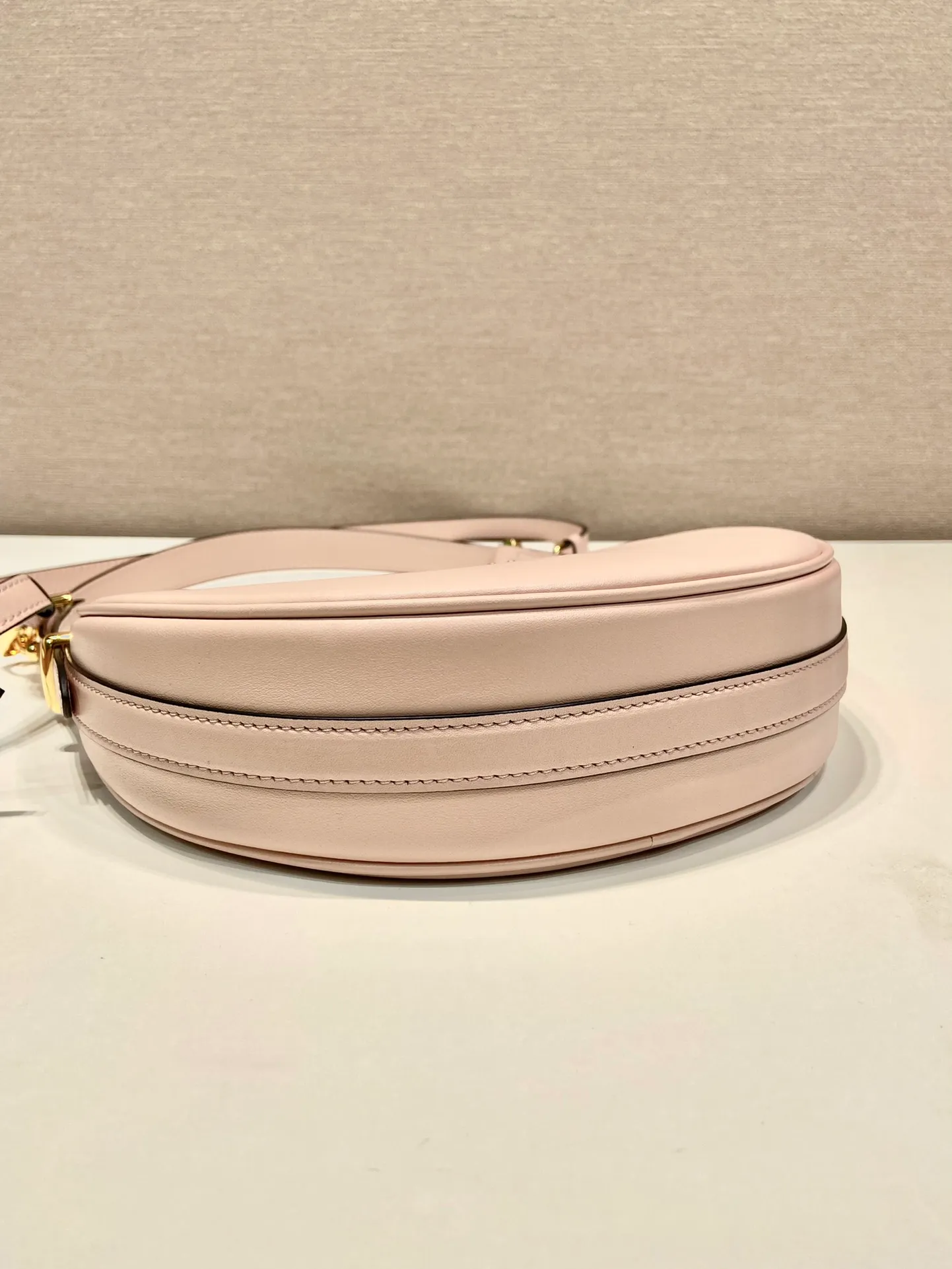 💰1700🎉Moon Handbag🎉1BC194 Double Shoulder Strap🎉🎉 This simple Moon handbag uses cowhide to bring out the modern and versatile charm. The curved body design is equipped with 2 long/short adjustable shoulder straps, making it easy to change the shape at will. It is equipped with imported lambskin inside, and the metal accessories add to the bright style. The upper body effect is very cool/fashionable. It is another popular style that will never go out of style🎉Babies, hurry up and get it🎉 Length 22.5x Height 18.5x Bottom 6.5cm