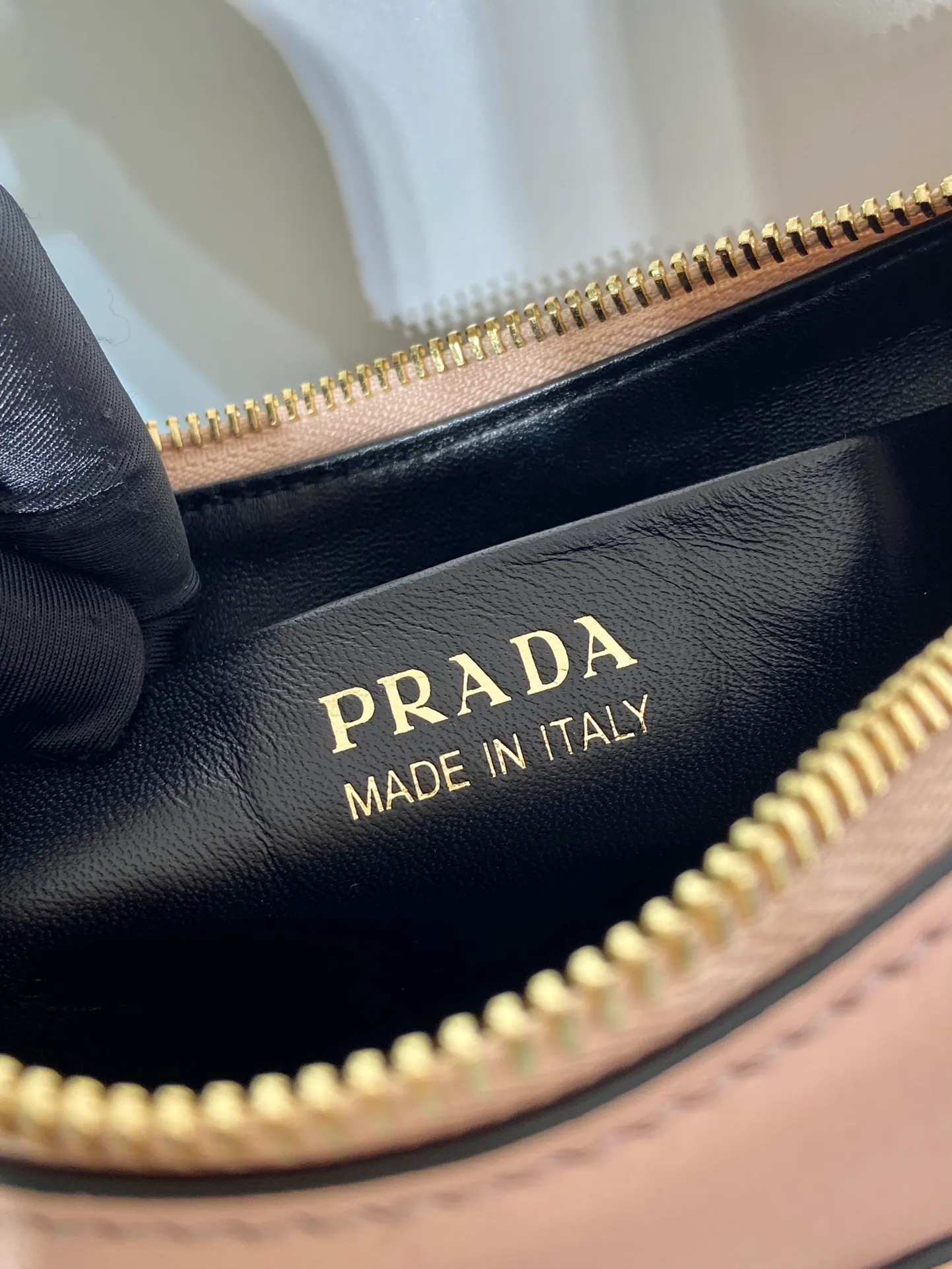 💰1700🎉Moon Handbag🎉1BC194 Double Shoulder Strap🎉🎉 This simple Moon handbag uses cowhide to bring out the modern and versatile charm. The curved body design is equipped with 2 long/short adjustable shoulder straps, making it easy to change the shape at will. It is equipped with imported lambskin inside, and the metal accessories add to the bright style. The upper body effect is very cool/fashionable. It is another popular style that will never go out of style🎉Babies, hurry up and get it🎉 Length 22.5x Height 18.5x Bottom 6.5cm