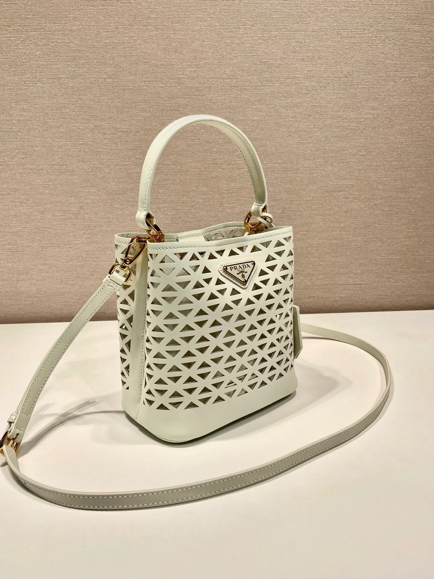 💰1640🎉Skeleton Bucket Bag🎉1BA217 Skeleton🎉🎉 This hollow bucket bag transforms the classic triangle into a modernist geometric pattern, injecting vitality into the elegant design. It has a compact shape and a detachable shoulder strap, suitable for hand or shoulder carry. It is made of laser-cut patterned leather, adding a touch of summer lightness and unique style. Sophisticated and elegant, it features a leather plaque and enameled metal triangle logo. The upper body effect is very fashionable and elegant, worth owning🎉🎉 Length 17x Height 18x ​​Bottom 10.5cm