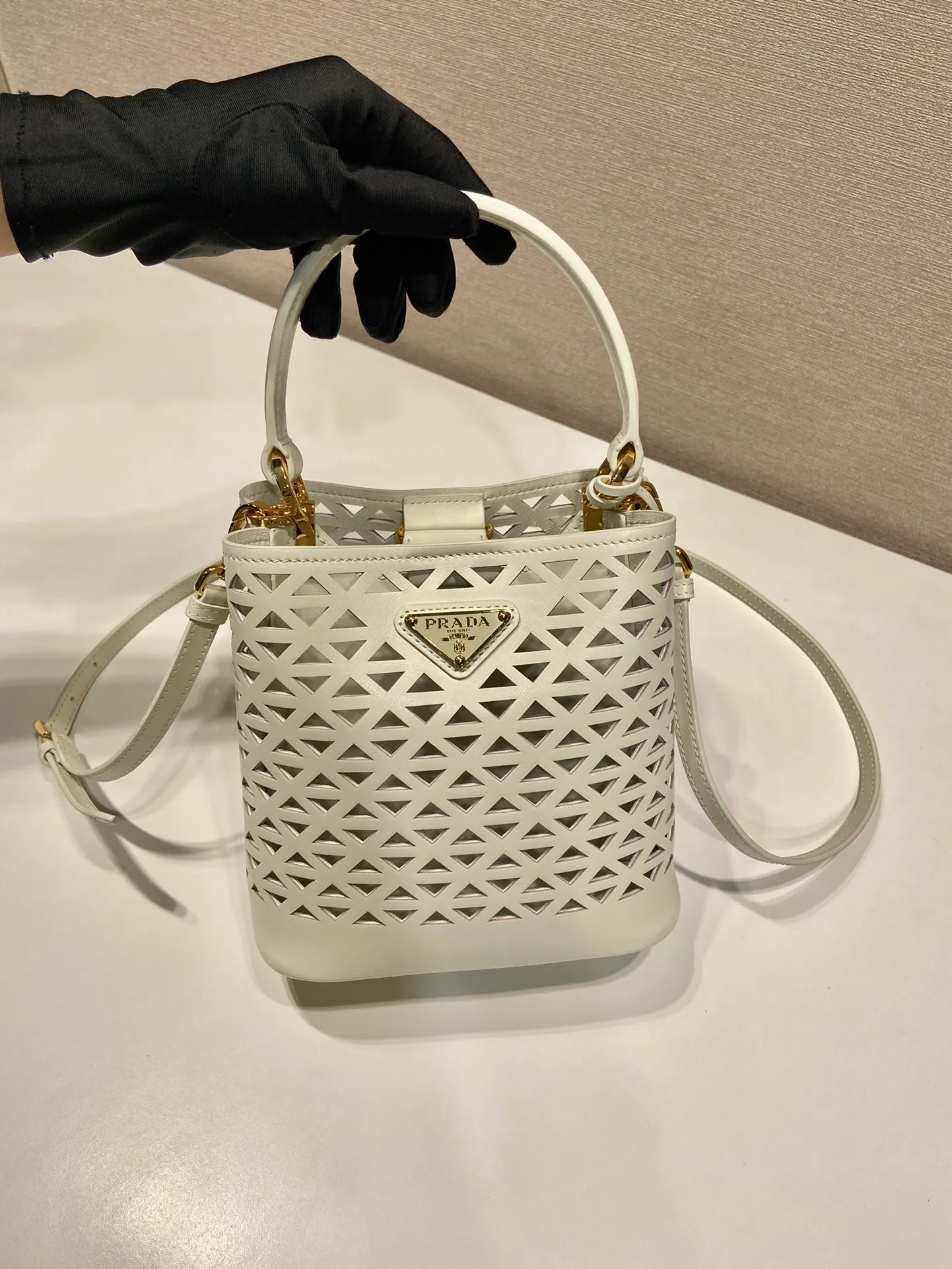 💰1640🎉Skeleton Bucket Bag🎉1BA217 Skeleton🎉🎉 This hollow bucket bag transforms the classic triangle into a modernist geometric pattern, injecting vitality into the elegant design. It has a compact shape and a detachable shoulder strap, suitable for hand or shoulder carry. It is made of laser-cut patterned leather, adding a touch of summer lightness and unique style. Sophisticated and elegant, it features a leather plaque and enameled metal triangle logo. The upper body effect is very fashionable and elegant, worth owning🎉🎉 Length 17x Height 18x ​​Bottom 10.5cm
