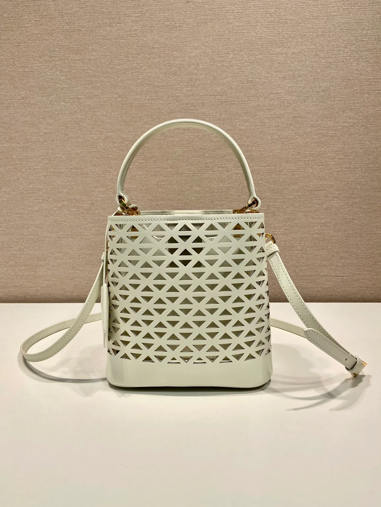💰1640🎉Skeleton Bucket Bag🎉1BA217 Skeleton🎉🎉 This hollow bucket bag transforms the classic triangle into a modernist geometric pattern, injecting vitality into the elegant design. It has a compact shape and a detachable shoulder strap, suitable for hand or shoulder carry. It is made of laser-cut patterned leather, adding a touch of summer lightness and unique style. Sophisticated and elegant, it features a leather plaque and enameled metal triangle logo. The upper body effect is very fashionable and elegant, worth owning🎉🎉 Length 17x Height 18x ​​Bottom 10.5cm