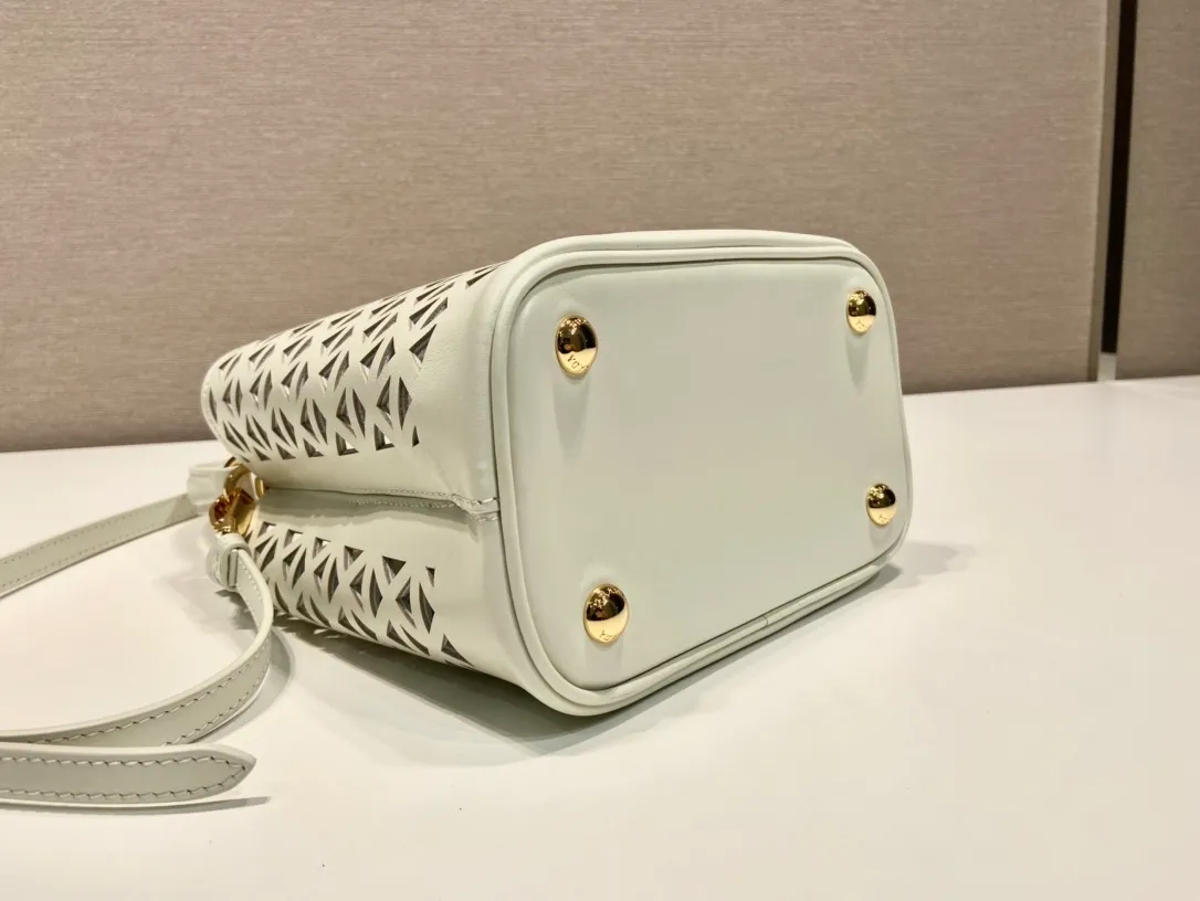 💰1640🎉Skeleton Bucket Bag🎉1BA217 Skeleton🎉🎉 This hollow bucket bag transforms the classic triangle into a modernist geometric pattern, injecting vitality into the elegant design. It has a compact shape and a detachable shoulder strap, suitable for hand or shoulder carry. It is made of laser-cut patterned leather, adding a touch of summer lightness and unique style. Sophisticated and elegant, it features a leather plaque and enameled metal triangle logo. The upper body effect is very fashionable and elegant, worth owning🎉🎉 Length 17x Height 18x ​​Bottom 10.5cm