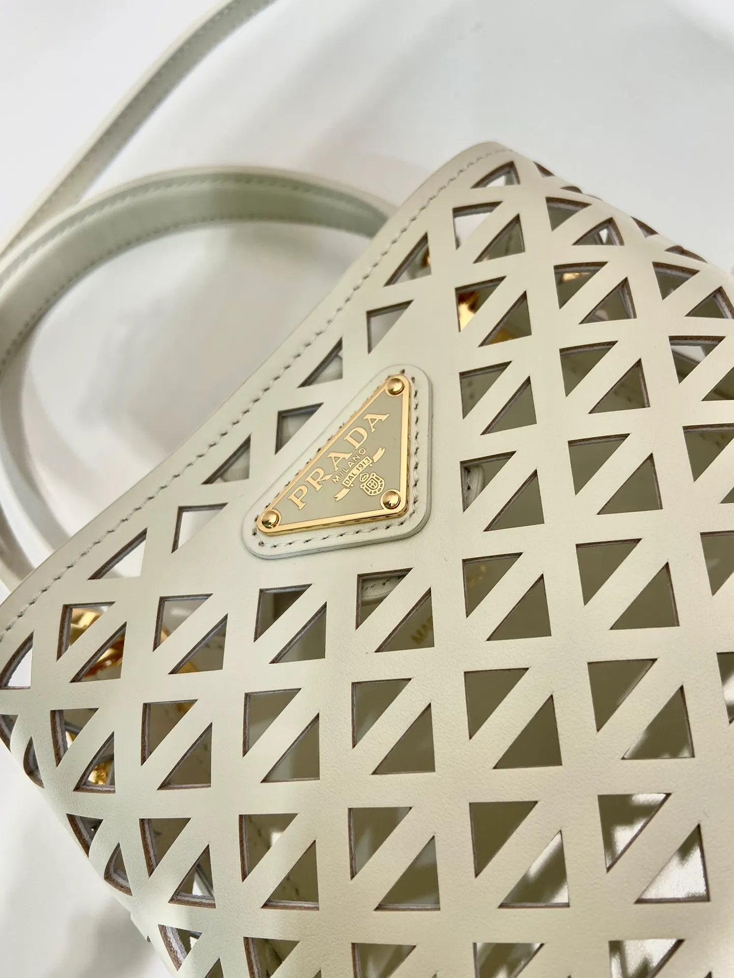💰1640🎉Skeleton Bucket Bag🎉1BA217 Skeleton🎉🎉 This hollow bucket bag transforms the classic triangle into a modernist geometric pattern, injecting vitality into the elegant design. It has a compact shape and a detachable shoulder strap, suitable for hand or shoulder carry. It is made of laser-cut patterned leather, adding a touch of summer lightness and unique style. Sophisticated and elegant, it features a leather plaque and enameled metal triangle logo. The upper body effect is very fashionable and elegant, worth owning🎉🎉 Length 17x Height 18x ​​Bottom 10.5cm