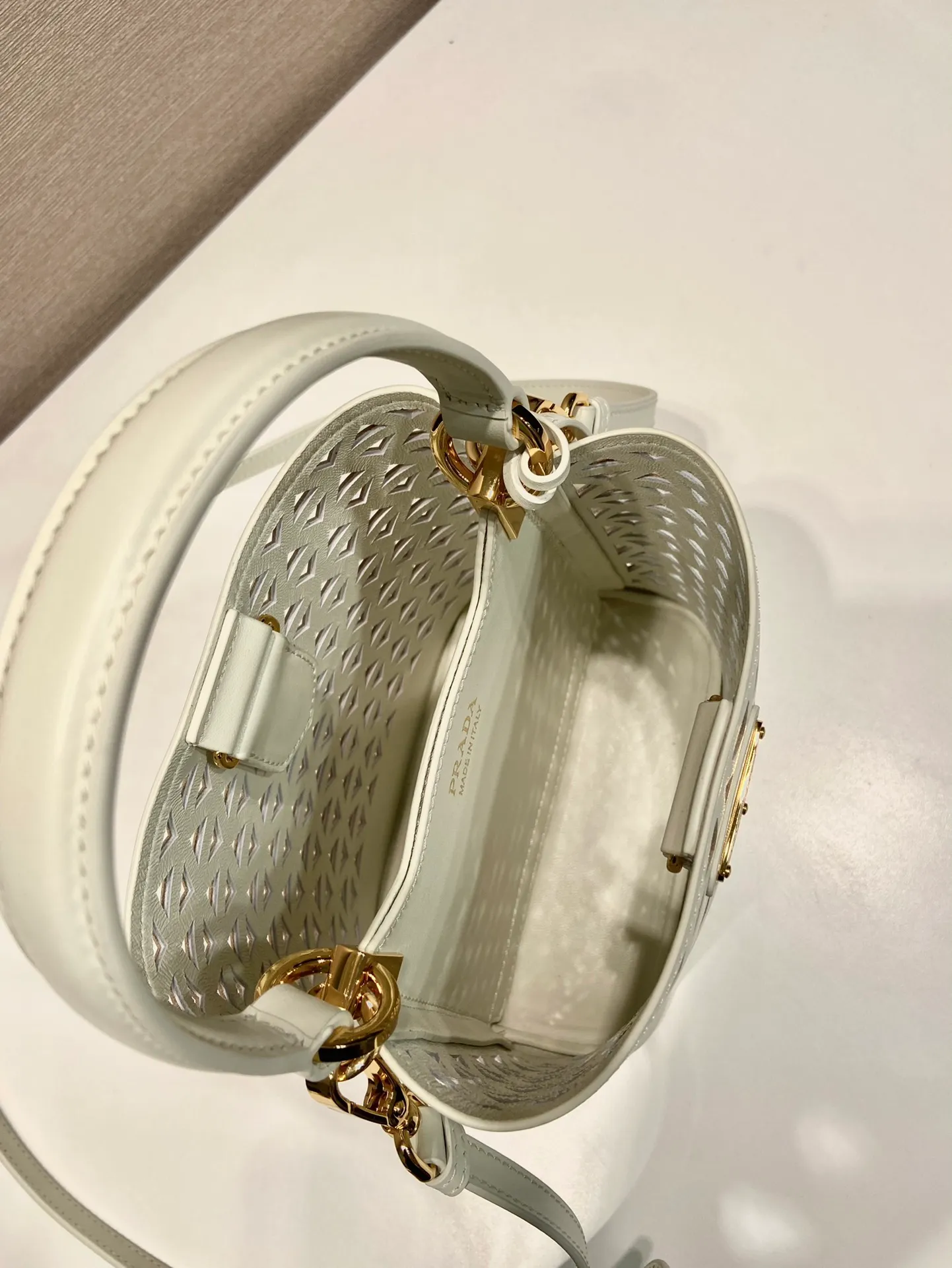 💰1640🎉Skeleton Bucket Bag🎉1BA217 Skeleton🎉🎉 This hollow bucket bag transforms the classic triangle into a modernist geometric pattern, injecting vitality into the elegant design. It has a compact shape and a detachable shoulder strap, suitable for hand or shoulder carry. It is made of laser-cut patterned leather, adding a touch of summer lightness and unique style. Sophisticated and elegant, it features a leather plaque and enameled metal triangle logo. The upper body effect is very fashionable and elegant, worth owning🎉🎉 Length 17x Height 18x ​​Bottom 10.5cm