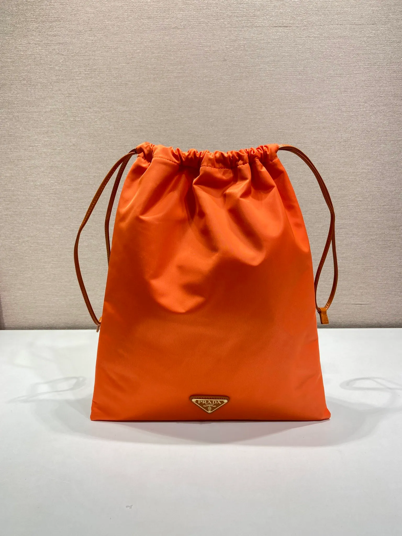 💰560🎉New handbag🎉1NK001 drawstring pouch🎉💰 This drawstring pouch is made of Re-Nylon nylon, with a calf leather drawstring top, enamelled triangular metal logo, Re-Nylon lining with patch pockets, it can also be used as a handbag/storage bag and cosmetic bag. The functionality is very practical, and it is a popular style that will never go out of style. It is worth owning🎉 Height: 35cm Width: 29cm