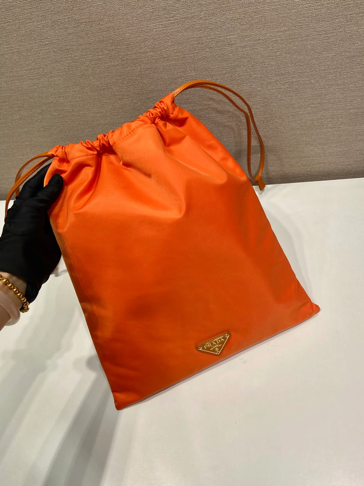 💰560🎉New handbag🎉1NK001 drawstring pouch🎉💰 This drawstring pouch is made of Re-Nylon nylon, with a calf leather drawstring top, enamelled triangular metal logo, Re-Nylon lining with patch pockets, it can also be used as a handbag/storage bag and cosmetic bag. The functionality is very practical, and it is a popular style that will never go out of style. It is worth owning🎉 Height: 35cm Width: 29cm
