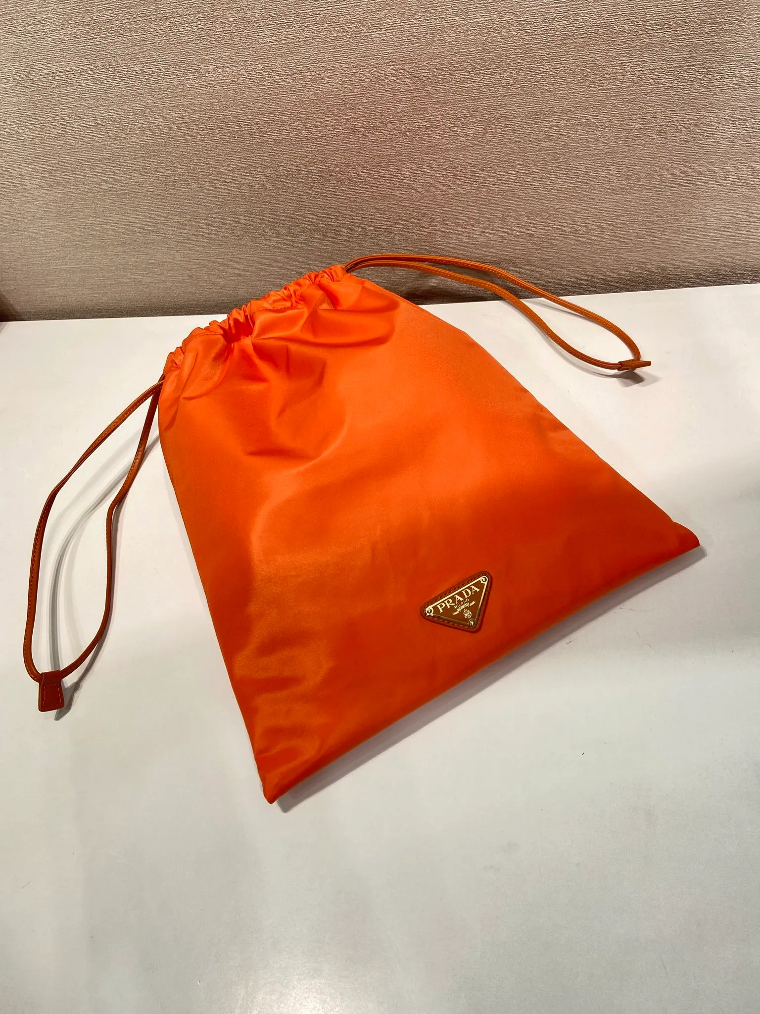 💰560🎉New handbag🎉1NK001 drawstring pouch🎉💰 This drawstring pouch is made of Re-Nylon nylon, with a calf leather drawstring top, enamelled triangular metal logo, Re-Nylon lining with patch pockets, it can also be used as a handbag/storage bag and cosmetic bag. The functionality is very practical, and it is a popular style that will never go out of style. It is worth owning🎉 Height: 35cm Width: 29cm