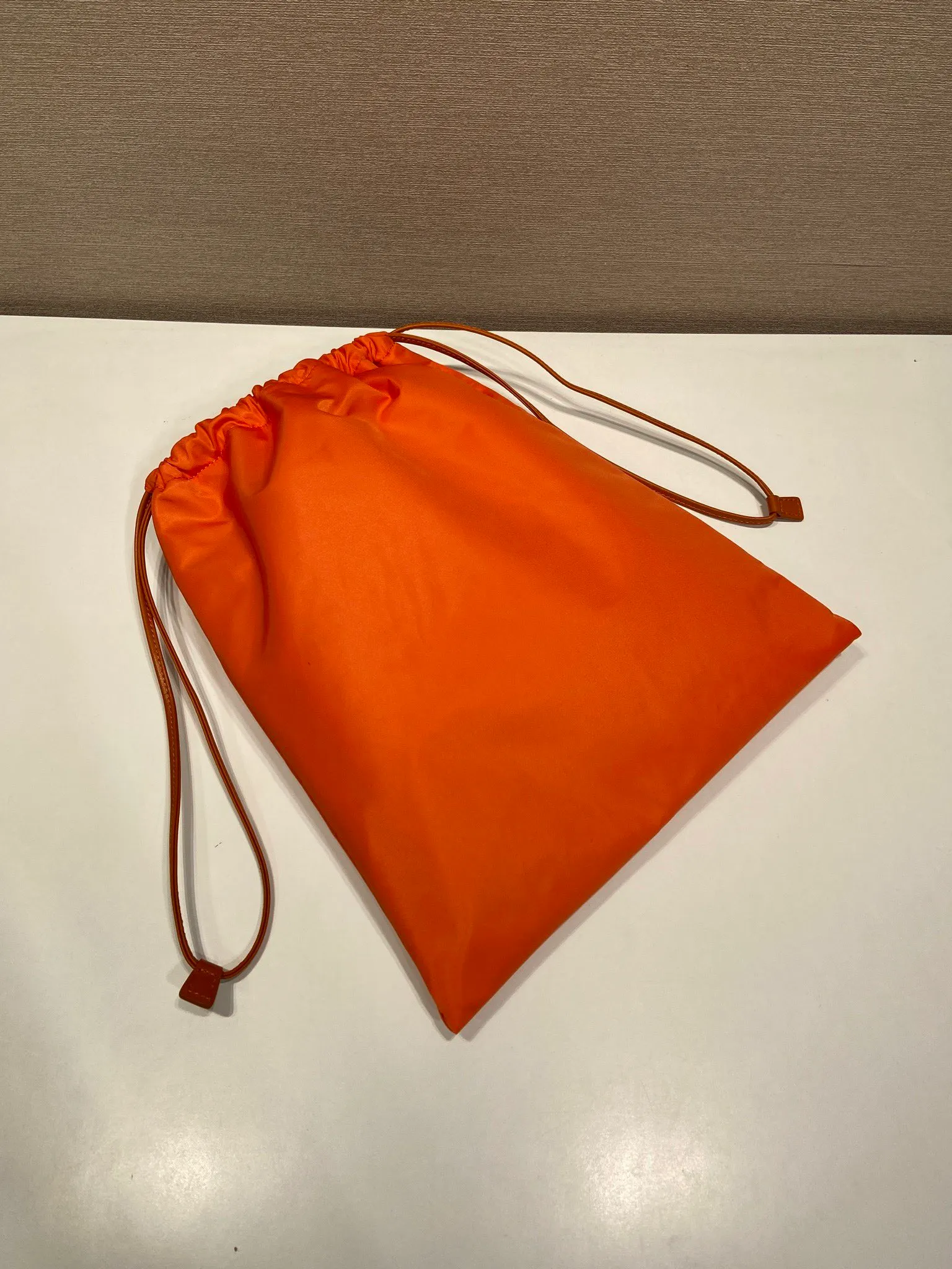💰560🎉New handbag🎉1NK001 drawstring pouch🎉💰 This drawstring pouch is made of Re-Nylon nylon, with a calf leather drawstring top, enamelled triangular metal logo, Re-Nylon lining with patch pockets, it can also be used as a handbag/storage bag and cosmetic bag. The functionality is very practical, and it is a popular style that will never go out of style. It is worth owning🎉 Height: 35cm Width: 29cm