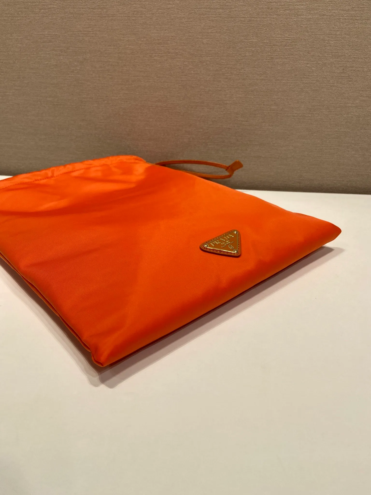 💰560🎉New handbag🎉1NK001 drawstring pouch🎉💰 This drawstring pouch is made of Re-Nylon nylon, with a calf leather drawstring top, enamelled triangular metal logo, Re-Nylon lining with patch pockets, it can also be used as a handbag/storage bag and cosmetic bag. The functionality is very practical, and it is a popular style that will never go out of style. It is worth owning🎉 Height: 35cm Width: 29cm