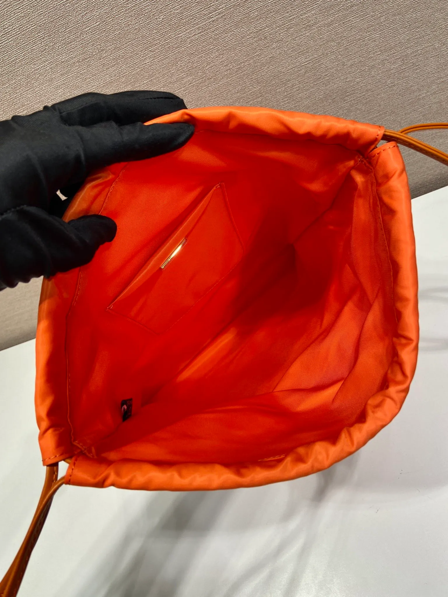 💰560🎉New handbag🎉1NK001 drawstring pouch🎉💰 This drawstring pouch is made of Re-Nylon nylon, with a calf leather drawstring top, enamelled triangular metal logo, Re-Nylon lining with patch pockets, it can also be used as a handbag/storage bag and cosmetic bag. The functionality is very practical, and it is a popular style that will never go out of style. It is worth owning🎉 Height: 35cm Width: 29cm