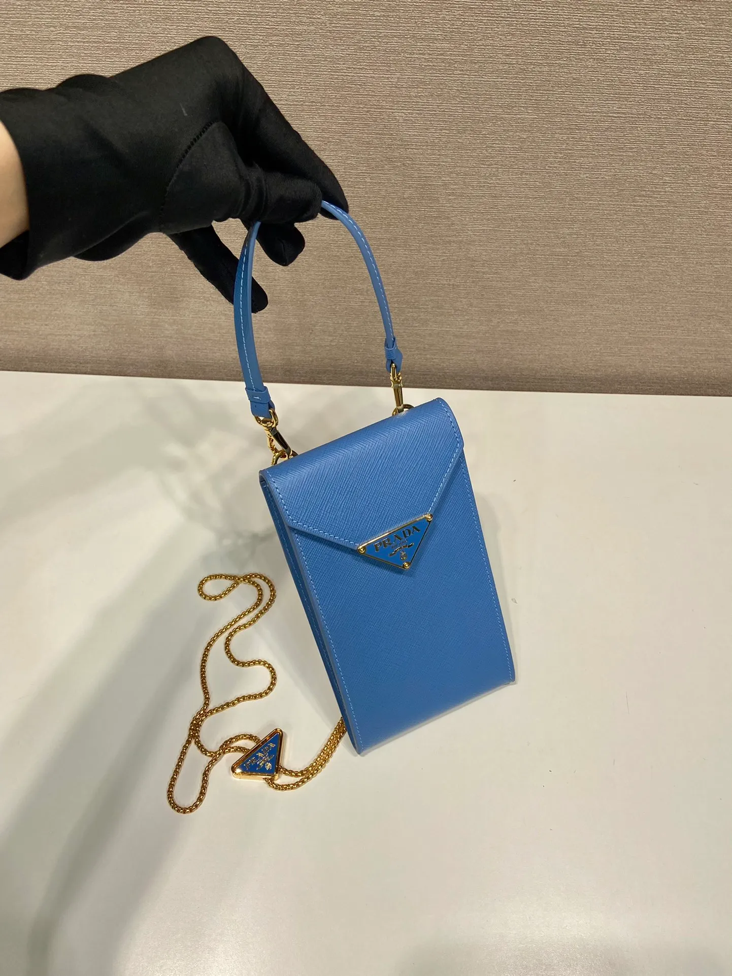 💰920🎉New mobile phone bag 🎉1BP100🎉 This compact minimalist mini handbag features exquisite details, with a lock clasp decorated with an enameled metal triangle logo. 115 cm detachable and adjustable chain shoulder strap, can be carried by hand, card slot pocket on the back, the upper body effect is so cute👏Babies; hurry up and get it🎉🎉 Length 10.5x Height 18x ​​Bottom 3cm🎉🎉🎉👏👏