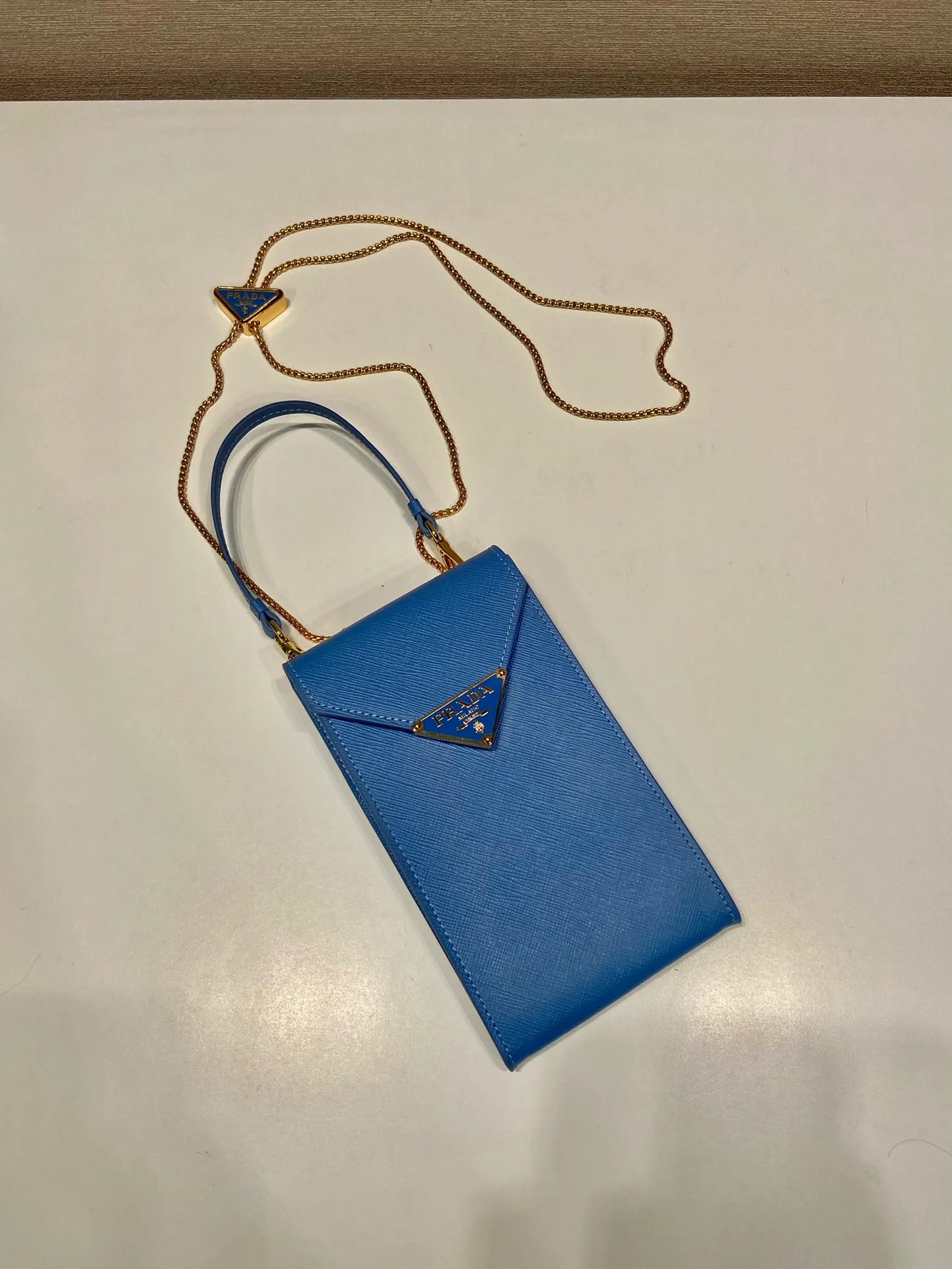 💰920🎉New mobile phone bag 🎉1BP100🎉 This compact minimalist mini handbag features exquisite details, with a lock clasp decorated with an enameled metal triangle logo. 115 cm detachable and adjustable chain shoulder strap, can be carried by hand, card slot pocket on the back, the upper body effect is so cute👏Babies; hurry up and get it🎉🎉 Length 10.5x Height 18x ​​Bottom 3cm🎉🎉🎉👏👏