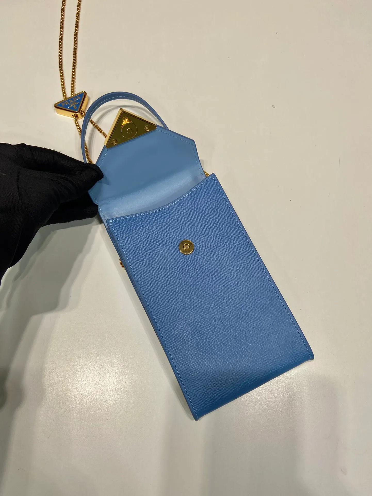 💰920🎉New mobile phone bag 🎉1BP100🎉 This compact minimalist mini handbag features exquisite details, with a lock clasp decorated with an enameled metal triangle logo. 115 cm detachable and adjustable chain shoulder strap, can be carried by hand, card slot pocket on the back, the upper body effect is so cute👏Babies; hurry up and get it🎉🎉 Length 10.5x Height 18x ​​Bottom 3cm🎉🎉🎉👏👏