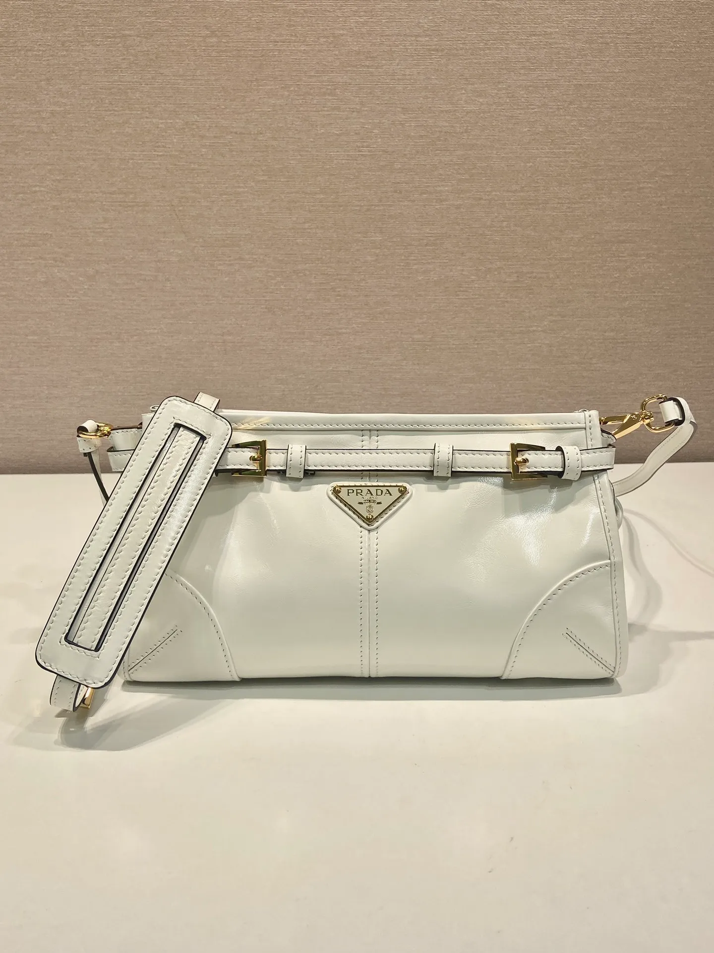 💰1640🎉LusSolf oil wax leather🎉1BA215 crossbody bag🎉 This crossbody bag is made of imported oil wax leather. The shiny color exudes a classic atmosphere. It is equipped with a detachable and adjustable long shoulder strap, which is convenient for shoulder and crossbody carry. It has a very large capacity and is easy to use. It is definitely a must-have for fashionistas. Hurry up and take this retro style crossbody bag home! Length 26x height 14x base 12cm🎉🎉🎉👏👏👏