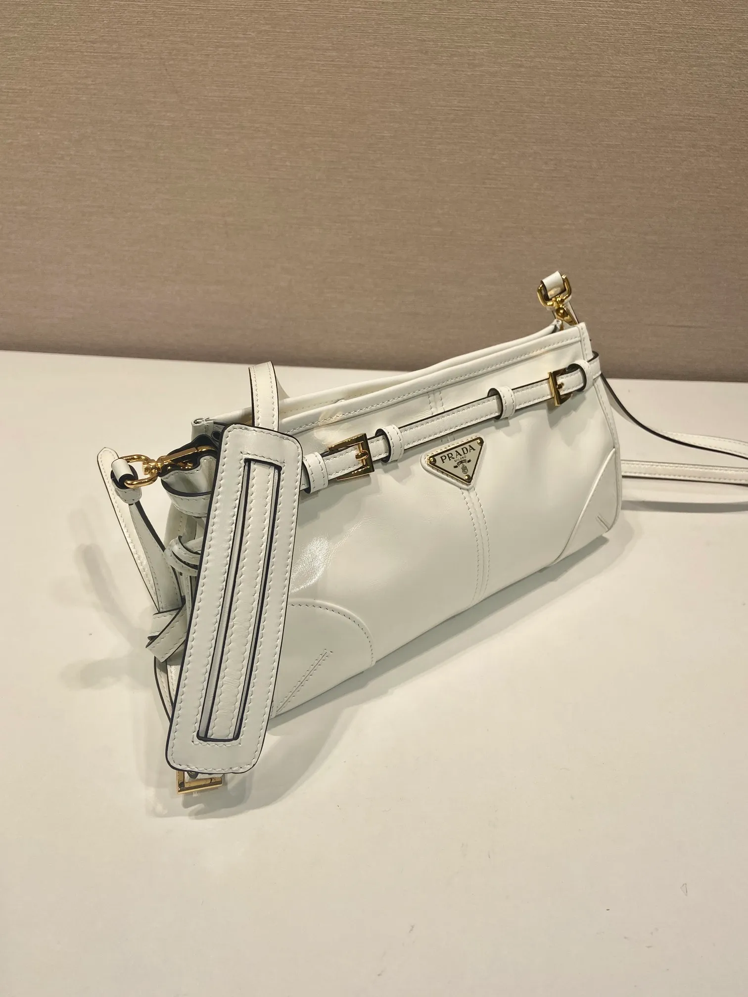 💰1640🎉LusSolf oil wax leather🎉1BA215 crossbody bag🎉 This crossbody bag is made of imported oil wax leather. The shiny color exudes a classic atmosphere. It is equipped with a detachable and adjustable long shoulder strap, which is convenient for shoulder and crossbody carry. It has a very large capacity and is easy to use. It is definitely a must-have for fashionistas. Hurry up and take this retro style crossbody bag home! Length 26x height 14x base 12cm🎉🎉🎉👏👏👏