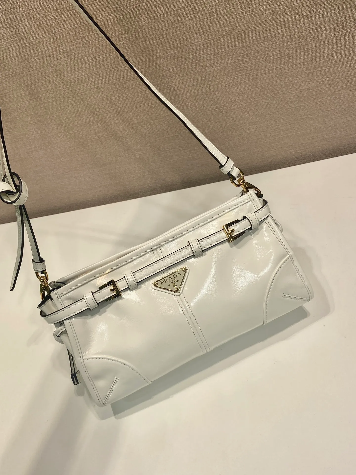 💰1640🎉LusSolf oil wax leather🎉1BA215 crossbody bag🎉 This crossbody bag is made of imported oil wax leather. The shiny color exudes a classic atmosphere. It is equipped with a detachable and adjustable long shoulder strap, which is convenient for shoulder and crossbody carry. It has a very large capacity and is easy to use. It is definitely a must-have for fashionistas. Hurry up and take this retro style crossbody bag home! Length 26x height 14x base 12cm🎉🎉🎉👏👏👏