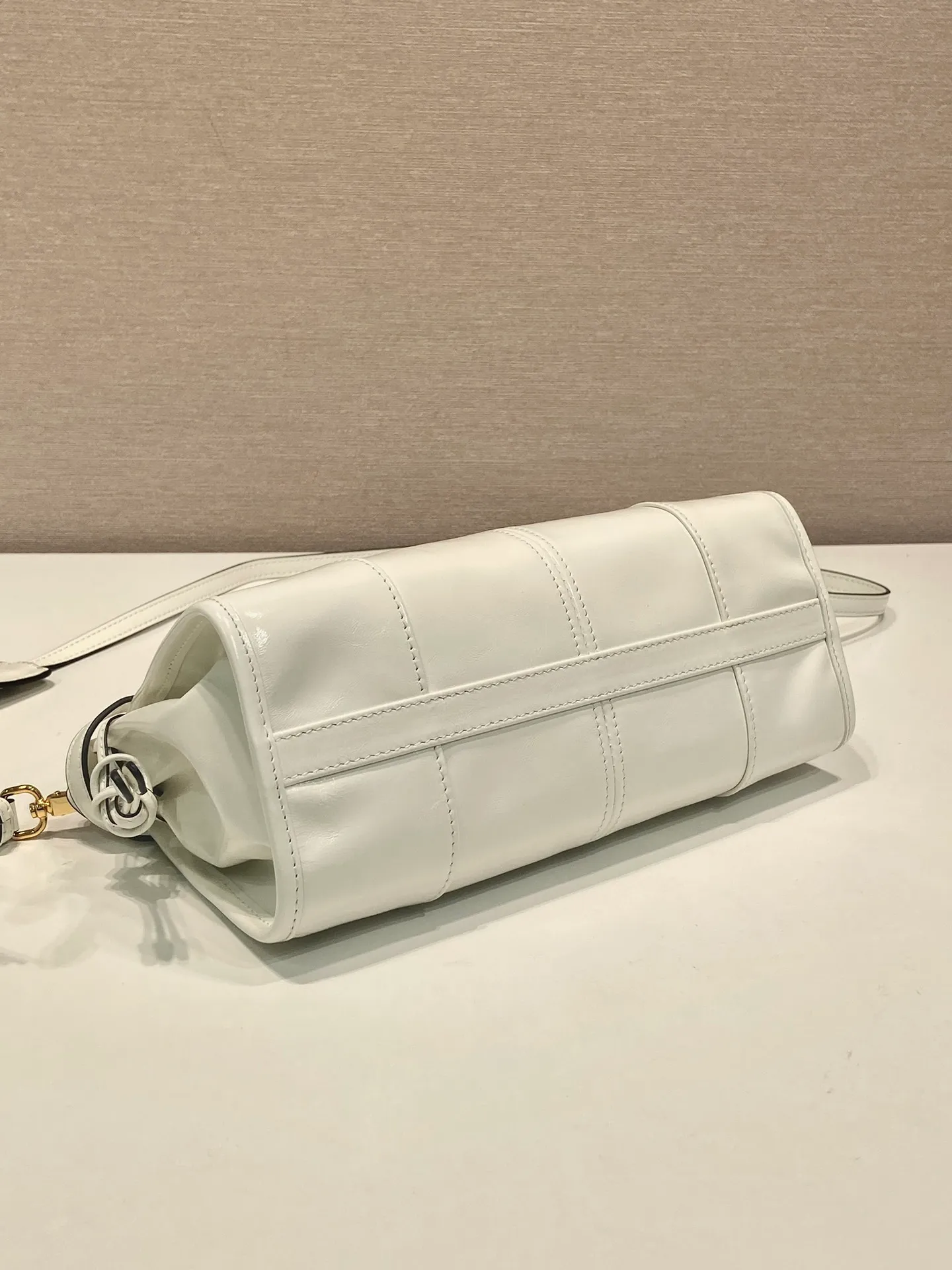 💰1640🎉LusSolf oil wax leather🎉1BA215 crossbody bag🎉 This crossbody bag is made of imported oil wax leather. The shiny color exudes a classic atmosphere. It is equipped with a detachable and adjustable long shoulder strap, which is convenient for shoulder and crossbody carry. It has a very large capacity and is easy to use. It is definitely a must-have for fashionistas. Hurry up and take this retro style crossbody bag home! Length 26x height 14x base 12cm🎉🎉🎉👏👏👏